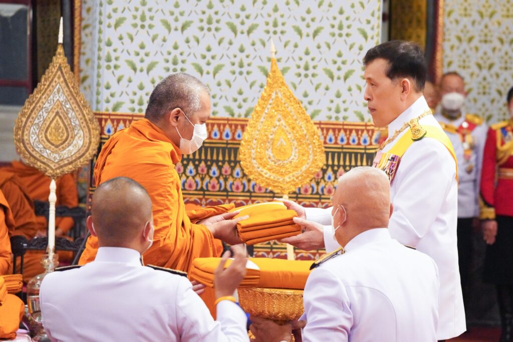 วันนี้ (12 สิงหาคม 2567) เวลา 17.50 น. พระบาทสมเด็จพระเจ้าอยู่หัว และสมเด็จพระนางเจ้า ฯ พระบรมราชินี เสด็จพระราชดำเนินพร้อมด้วยสมเด็จพระเจ้าลูกเธอ เจ้าฟ้าสิริวัณณวรี นารีรัตนราชกัญญา ไปในการพระราชพิธีเฉลิมพระชนมพรรษา สมเด็จพระนางเจ้าสิริกิติ์ พระบรมราชินีนาถ พระบรมราชชนนีพันปีหลวง พุทธศักราช 2567 ณ พระอุโบสถวัดพระศรีรัตนศาสดาราม และพระที่นั่งอมรินทรวินิจฉัย พระบรมมหาราชวัง ในโอกาสนี้ สมเด็จพระกนิษฐาธิราชเจ้า กรมสมเด็จพระเทพรัตนราชสุดา เจ้าฟ้ามหาจักรีสิรินธร มหาวชิราลงกรณวรราชภักดี สิริกิจการิณีพีรยพัฒน รัฐสีมาคุณากรปิยชาติ สยามบรมราชกุมารี เฝ้าทูลละอองธุลีพระบาทรับเสด็จ ณ พระที่นั่งอมรินทรวินิจฉัย