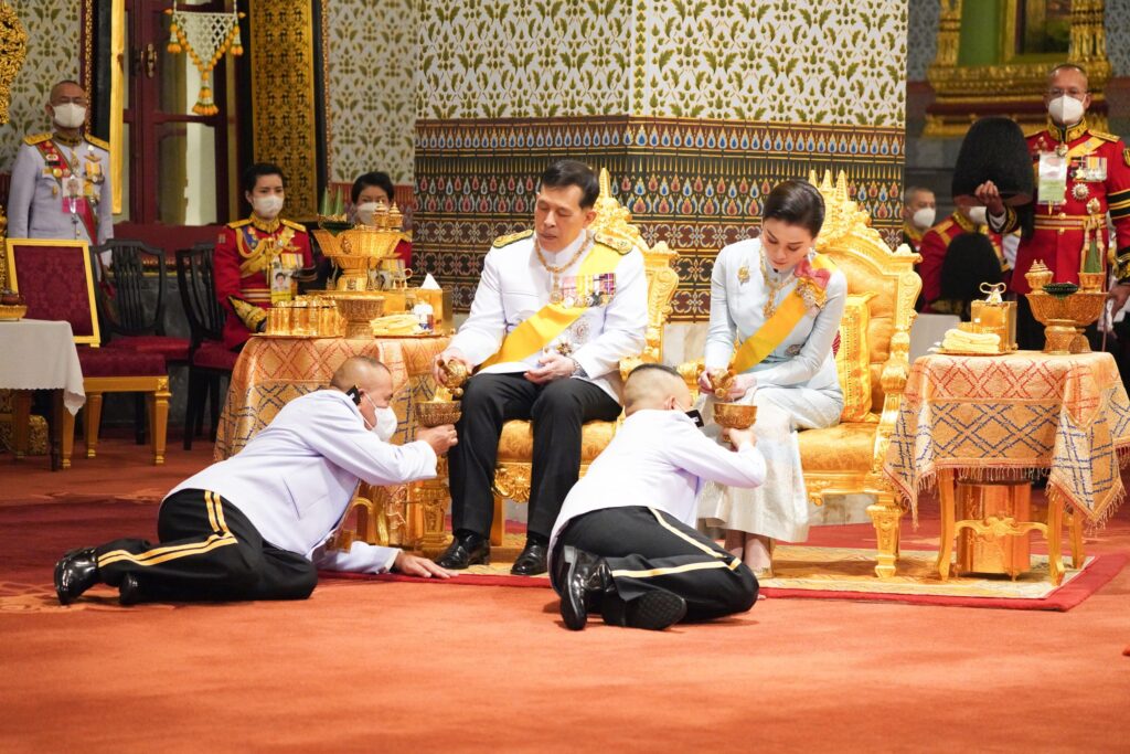 วันนี้ (12 สิงหาคม 2567) เวลา 17.50 น. พระบาทสมเด็จพระเจ้าอยู่หัว และสมเด็จพระนางเจ้า ฯ พระบรมราชินี เสด็จพระราชดำเนินพร้อมด้วยสมเด็จพระเจ้าลูกเธอ เจ้าฟ้าสิริวัณณวรี นารีรัตนราชกัญญา ไปในการพระราชพิธีเฉลิมพระชนมพรรษา สมเด็จพระนางเจ้าสิริกิติ์ พระบรมราชินีนาถ พระบรมราชชนนีพันปีหลวง พุทธศักราช 2567 ณ พระอุโบสถวัดพระศรีรัตนศาสดาราม และพระที่นั่งอมรินทรวินิจฉัย พระบรมมหาราชวัง ในโอกาสนี้ สมเด็จพระกนิษฐาธิราชเจ้า กรมสมเด็จพระเทพรัตนราชสุดา เจ้าฟ้ามหาจักรีสิรินธร มหาวชิราลงกรณวรราชภักดี สิริกิจการิณีพีรยพัฒน รัฐสีมาคุณากรปิยชาติ สยามบรมราชกุมารี เฝ้าทูลละอองธุลีพระบาทรับเสด็จ ณ พระที่นั่งอมรินทรวินิจฉัย