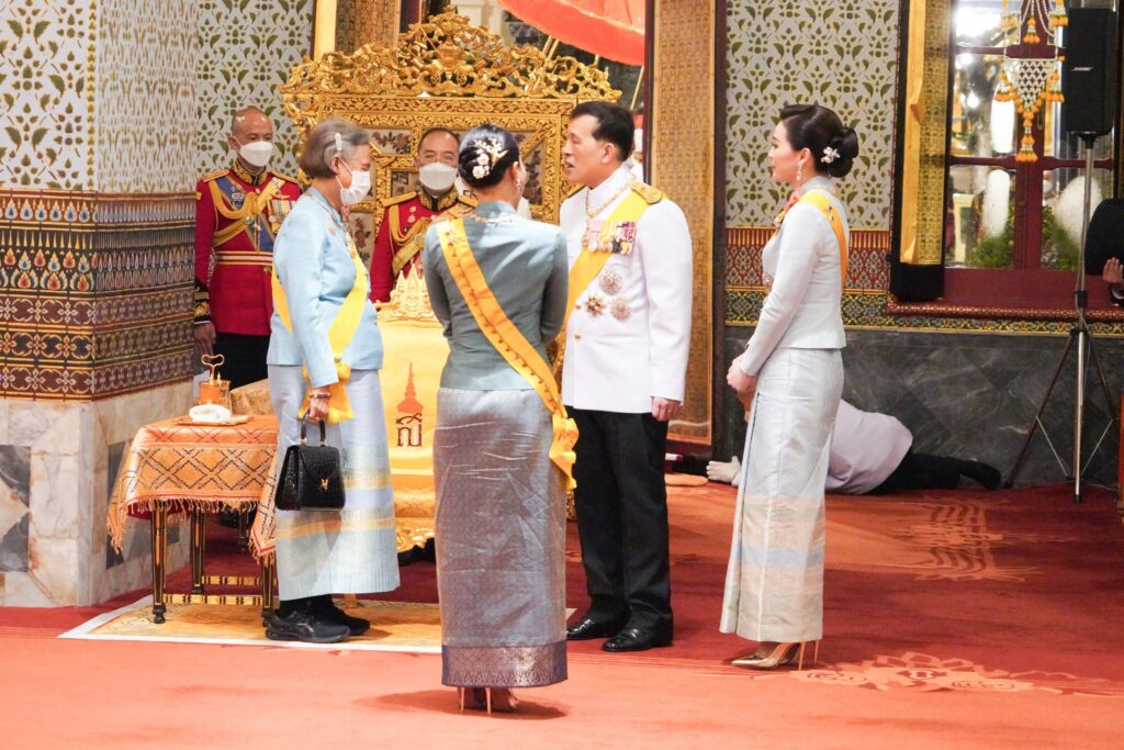 วันนี้ (12 สิงหาคม 2567) เวลา 17.50 น. พระบาทสมเด็จพระเจ้าอยู่หัว และสมเด็จพระนางเจ้า ฯ พระบรมราชินี เสด็จพระราชดำเนินพร้อมด้วยสมเด็จพระเจ้าลูกเธอ เจ้าฟ้าสิริวัณณวรี นารีรัตนราชกัญญา ไปในการพระราชพิธีเฉลิมพระชนมพรรษา สมเด็จพระนางเจ้าสิริกิติ์ พระบรมราชินีนาถ พระบรมราชชนนีพันปีหลวง พุทธศักราช 2567 ณ พระอุโบสถวัดพระศรีรัตนศาสดาราม และพระที่นั่งอมรินทรวินิจฉัย พระบรมมหาราชวัง ในโอกาสนี้ สมเด็จพระกนิษฐาธิราชเจ้า กรมสมเด็จพระเทพรัตนราชสุดา เจ้าฟ้ามหาจักรีสิรินธร มหาวชิราลงกรณวรราชภักดี สิริกิจการิณีพีรยพัฒน รัฐสีมาคุณากรปิยชาติ สยามบรมราชกุมารี เฝ้าทูลละอองธุลีพระบาทรับเสด็จ ณ พระที่นั่งอมรินทรวินิจฉัย