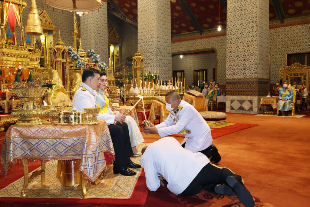 วันนี้ (12 สิงหาคม 2567) เวลา 17.50 น. พระบาทสมเด็จพระเจ้าอยู่หัว และสมเด็จพระนางเจ้า ฯ พระบรมราชินี เสด็จพระราชดำเนินพร้อมด้วยสมเด็จพระเจ้าลูกเธอ เจ้าฟ้าสิริวัณณวรี นารีรัตนราชกัญญา ไปในการพระราชพิธีเฉลิมพระชนมพรรษา สมเด็จพระนางเจ้าสิริกิติ์ พระบรมราชินีนาถ พระบรมราชชนนีพันปีหลวง พุทธศักราช 2567 ณ พระอุโบสถวัดพระศรีรัตนศาสดาราม และพระที่นั่งอมรินทรวินิจฉัย พระบรมมหาราชวัง ในโอกาสนี้ สมเด็จพระกนิษฐาธิราชเจ้า กรมสมเด็จพระเทพรัตนราชสุดา เจ้าฟ้ามหาจักรีสิรินธร มหาวชิราลงกรณวรราชภักดี สิริกิจการิณีพีรยพัฒน รัฐสีมาคุณากรปิยชาติ สยามบรมราชกุมารี เฝ้าทูลละอองธุลีพระบาทรับเสด็จ ณ พระที่นั่งอมรินทรวินิจฉัย