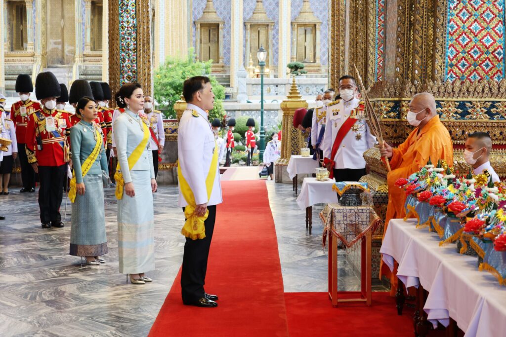 วันนี้ (12 สิงหาคม 2567) เวลา 17.50 น. พระบาทสมเด็จพระเจ้าอยู่หัว และสมเด็จพระนางเจ้า ฯ พระบรมราชินี เสด็จพระราชดำเนินพร้อมด้วยสมเด็จพระเจ้าลูกเธอ เจ้าฟ้าสิริวัณณวรี นารีรัตนราชกัญญา ไปในการพระราชพิธีเฉลิมพระชนมพรรษา สมเด็จพระนางเจ้าสิริกิติ์ พระบรมราชินีนาถ พระบรมราชชนนีพันปีหลวง พุทธศักราช 2567 ณ พระอุโบสถวัดพระศรีรัตนศาสดาราม และพระที่นั่งอมรินทรวินิจฉัย พระบรมมหาราชวัง ในโอกาสนี้ สมเด็จพระกนิษฐาธิราชเจ้า กรมสมเด็จพระเทพรัตนราชสุดา เจ้าฟ้ามหาจักรีสิรินธร มหาวชิราลงกรณวรราชภักดี สิริกิจการิณีพีรยพัฒน รัฐสีมาคุณากรปิยชาติ สยามบรมราชกุมารี เฝ้าทูลละอองธุลีพระบาทรับเสด็จ ณ พระที่นั่งอมรินทรวินิจฉัย
