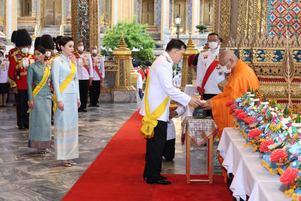 วันนี้ (12 สิงหาคม 2567) เวลา 17.50 น. พระบาทสมเด็จพระเจ้าอยู่หัว และสมเด็จพระนางเจ้า ฯ พระบรมราชินี เสด็จพระราชดำเนินพร้อมด้วยสมเด็จพระเจ้าลูกเธอ เจ้าฟ้าสิริวัณณวรี นารีรัตนราชกัญญา ไปในการพระราชพิธีเฉลิมพระชนมพรรษา สมเด็จพระนางเจ้าสิริกิติ์ พระบรมราชินีนาถ พระบรมราชชนนีพันปีหลวง พุทธศักราช 2567 ณ พระอุโบสถวัดพระศรีรัตนศาสดาราม และพระที่นั่งอมรินทรวินิจฉัย พระบรมมหาราชวัง ในโอกาสนี้ สมเด็จพระกนิษฐาธิราชเจ้า กรมสมเด็จพระเทพรัตนราชสุดา เจ้าฟ้ามหาจักรีสิรินธร มหาวชิราลงกรณวรราชภักดี สิริกิจการิณีพีรยพัฒน รัฐสีมาคุณากรปิยชาติ สยามบรมราชกุมารี เฝ้าทูลละอองธุลีพระบาทรับเสด็จ ณ พระที่นั่งอมรินทรวินิจฉัย