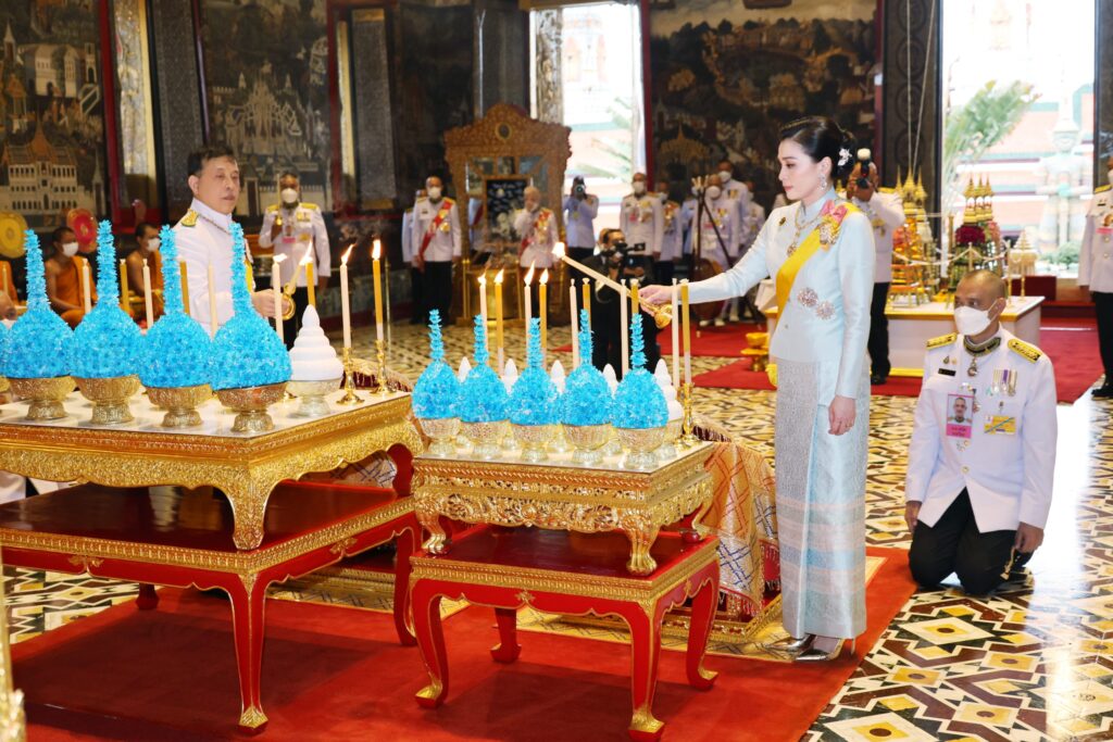 วันนี้ (12 สิงหาคม 2567) เวลา 17.50 น. พระบาทสมเด็จพระเจ้าอยู่หัว และสมเด็จพระนางเจ้า ฯ พระบรมราชินี เสด็จพระราชดำเนินพร้อมด้วยสมเด็จพระเจ้าลูกเธอ เจ้าฟ้าสิริวัณณวรี นารีรัตนราชกัญญา ไปในการพระราชพิธีเฉลิมพระชนมพรรษา สมเด็จพระนางเจ้าสิริกิติ์ พระบรมราชินีนาถ พระบรมราชชนนีพันปีหลวง พุทธศักราช 2567 ณ พระอุโบสถวัดพระศรีรัตนศาสดาราม และพระที่นั่งอมรินทรวินิจฉัย พระบรมมหาราชวัง ในโอกาสนี้ สมเด็จพระกนิษฐาธิราชเจ้า กรมสมเด็จพระเทพรัตนราชสุดา เจ้าฟ้ามหาจักรีสิรินธร มหาวชิราลงกรณวรราชภักดี สิริกิจการิณีพีรยพัฒน รัฐสีมาคุณากรปิยชาติ สยามบรมราชกุมารี เฝ้าทูลละอองธุลีพระบาทรับเสด็จ ณ พระที่นั่งอมรินทรวินิจฉัย