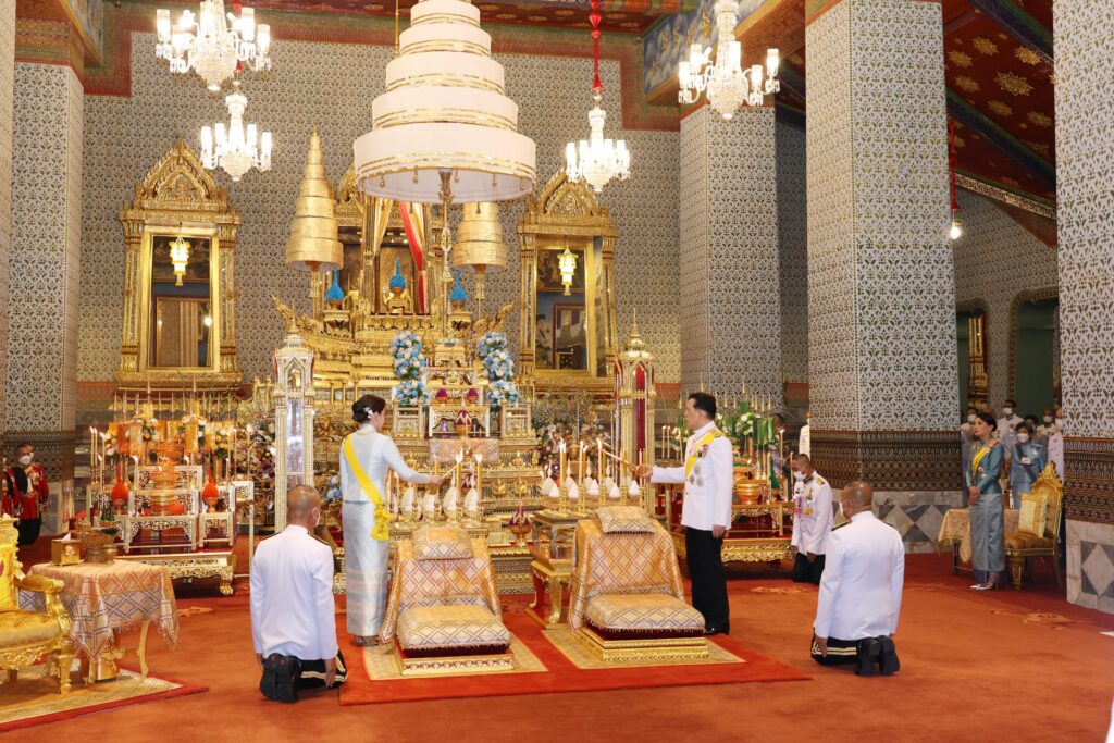 วันนี้ (12 สิงหาคม 2567) เวลา 17.50 น. พระบาทสมเด็จพระเจ้าอยู่หัว และสมเด็จพระนางเจ้า ฯ พระบรมราชินี เสด็จพระราชดำเนินพร้อมด้วยสมเด็จพระเจ้าลูกเธอ เจ้าฟ้าสิริวัณณวรี นารีรัตนราชกัญญา ไปในการพระราชพิธีเฉลิมพระชนมพรรษา สมเด็จพระนางเจ้าสิริกิติ์ พระบรมราชินีนาถ พระบรมราชชนนีพันปีหลวง พุทธศักราช 2567 ณ พระอุโบสถวัดพระศรีรัตนศาสดาราม และพระที่นั่งอมรินทรวินิจฉัย พระบรมมหาราชวัง ในโอกาสนี้ สมเด็จพระกนิษฐาธิราชเจ้า กรมสมเด็จพระเทพรัตนราชสุดา เจ้าฟ้ามหาจักรีสิรินธร มหาวชิราลงกรณวรราชภักดี สิริกิจการิณีพีรยพัฒน รัฐสีมาคุณากรปิยชาติ สยามบรมราชกุมารี เฝ้าทูลละอองธุลีพระบาทรับเสด็จ ณ พระที่นั่งอมรินทรวินิจฉัย