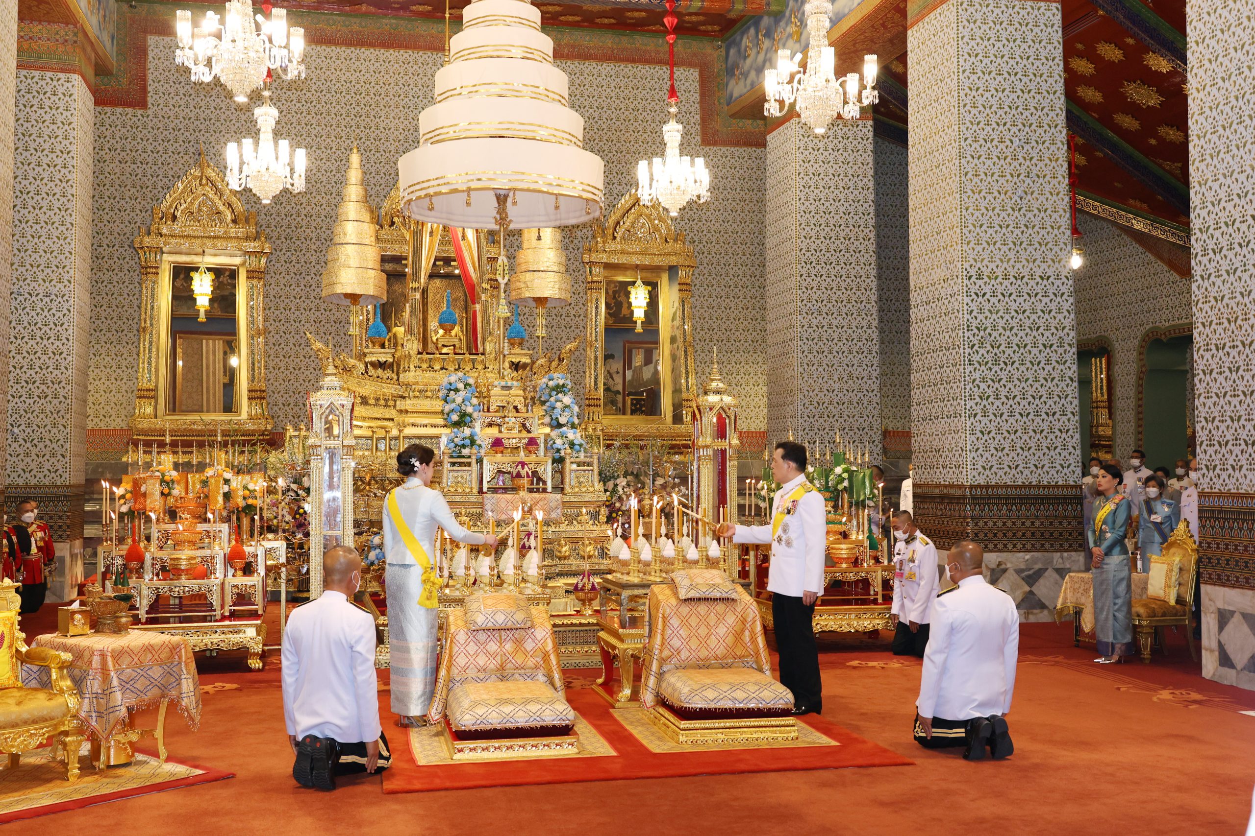 พระบาทสมเด็จพระเจ้าอยู่หัว และสมเด็จพระนางเจ้า ฯ พระบรมราชินี เสด็จพระราชดำเนินพร้อมด้วยสมเด็จพระเจ้าลูกเธอ เจ้าฟ้าสิริวัณณวรี นารีรัตนราชกัญญา ไปในการพระราชพิธีเฉลิมพระชนมพรรษา สมเด็จพระนางเจ้าสิริกิติ์ พระบรมราชินีนาถ พระบรมราชชนนีพันปีหลวง พุทธศักราช 2567 ณ พระอุโบสถวัดพระศรีรัตนศาสดาราม และพระที่นั่งอมรินทรวินิจฉัย พระบรมมหาราชวัง