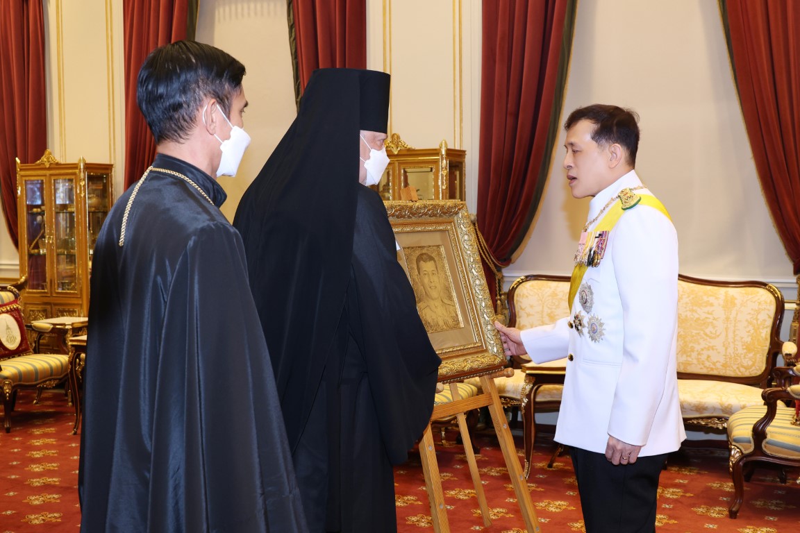 พระบาทสมเด็จพระเจ้าอยู่หัว และสมเด็จพระนางเจ้า ฯ พระบรมราชินี  เสด็จออก ณ พระที่นั่งอัมพรสถาน พระราชวังดุสิต พระราชทานพระบรมราชวโรกาสให้  บาทหลวงรณกรณ์  วรรณะ  ประธานกรรมการมูลนิธิชาวคริสต์ศาสนิกชนดั้งเดิมออร์โธด็อกซ์ในประเทศไทย เฝ้า ถวายพระบรมฉายาลักษณ์พระบาทสมเด็จพระเจ้าอยู่หัว เทคนิคทองบรอนซ์