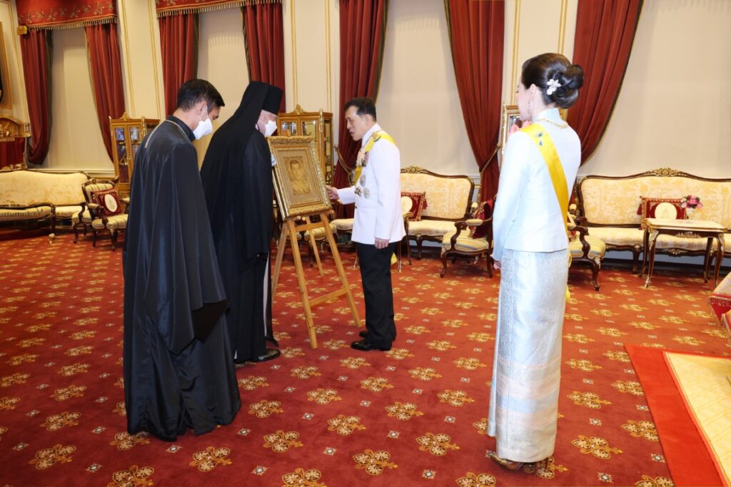 วันนี้ 12 สิงหาคม 2567 เวลา 20.24 น. พระบาทสมเด็จพระเจ้าอยู่หัว และสมเด็จพระนางเจ้า ฯ พระบรมราชินี เสด็จออก ณ พระที่นั่งอัมพรสถาน พระราชวังดุสิต พระราชทานพระบรมราชวโรกาสให้ บาทหลวงรณกรณ์ วรรณะ ประธานกรรมการมูลนิธิชาวคริสต์ศาสนิกชนดั้งเดิมออร์โธด็อกซ์ในประเทศไทย พร้อมด้วยบาทหลวงอาวุโสชั้นสูงโอเล็กซ์ เซราพานิน ผู้แทนบาทหลวงแห่งคริสตจักรนิกายออร์โธด็อกซ์ประจำประเทศไทย (Right Reverend Archimandrite OLEG (Cherepanin) Secretary of the Orthodox Diocese of Thailand) เฝ้า ถวายพระบรมฉายาลักษณ์พระบาทสมเด็จพระเจ้าอยู่หัว เทคนิคทองบรอนซ์ ขนาด ๓๐ x ๒๑ เซนติเมตร ผลงานของนายอเล็กซานเดอร์ โอชิโปว (Osipov Alexander) จิตรกรผู้มีชื่อเสียงชาวรัสเซีย พร้อมกรอบ แด่พระบาทสมเด็จพระเจ้าอยู่หัว เนื่องในโอกาสพระราชพิธีมหามงคลเฉลิมพระชนมพรรษา ๖ รอบ ๒๘ กรกฎาคม ๒๕๖๗