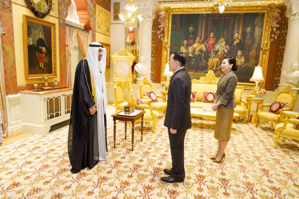 พระบาทสมเด็จพระเจ้าอยู่หัว และสมเด็จพระนางเจ้า ฯ พระบรมราชินี เสด็จออก ณ พระที่นั่งอัมพรสถาน พระราชวังดุสิต พระราชทานพระบรมราชวโรกาสให้ นายมุฮัมมัด ฮุซัยน์ อัลฟัยลากาวี (Mr. Mohammad Husain Alfailakawi) เอกอัครราชทูตรัฐคูเวตประจำประเทศไทย เฝ้าทูลละอองธุลีพระบาท กราบบังคมทูลลาในโอกาสที่จะพ้นจากหน้าที่