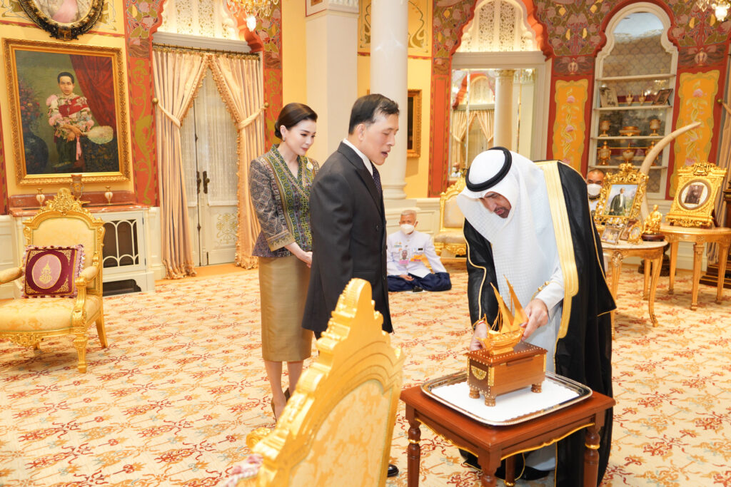 พระบาทสมเด็จพระเจ้าอยู่หัว และสมเด็จพระนางเจ้า ฯ พระบรมราชินี เสด็จออก ณ พระที่นั่งอัมพรสถาน พระราชวังดุสิต พระราชทานพระบรมราชวโรกาสให้ นายมุฮัมมัด ฮุซัยน์ อัลฟัยลากาวี (Mr. Mohammad Husain Alfailakawi) เอกอัครราชทูตรัฐคูเวตประจำประเทศไทย เฝ้าทูลละอองธุลีพระบาท กราบบังคมทูลลาในโอกาสที่จะพ้นจากหน้าที่