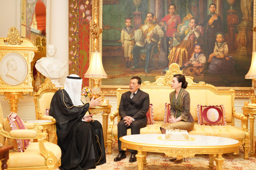 พระบาทสมเด็จพระเจ้าอยู่หัว และสมเด็จพระนางเจ้า ฯ พระบรมราชินี เสด็จออก ณ พระที่นั่งอัมพรสถาน พระราชวังดุสิต พระราชทานพระบรมราชวโรกาสให้ นายมุฮัมมัด ฮุซัยน์ อัลฟัยลากาวี (Mr. Mohammad Husain Alfailakawi) เอกอัครราชทูตรัฐคูเวตประจำประเทศไทย เฝ้าทูลละอองธุลีพระบาท กราบบังคมทูลลาในโอกาสที่จะพ้นจากหน้าที่