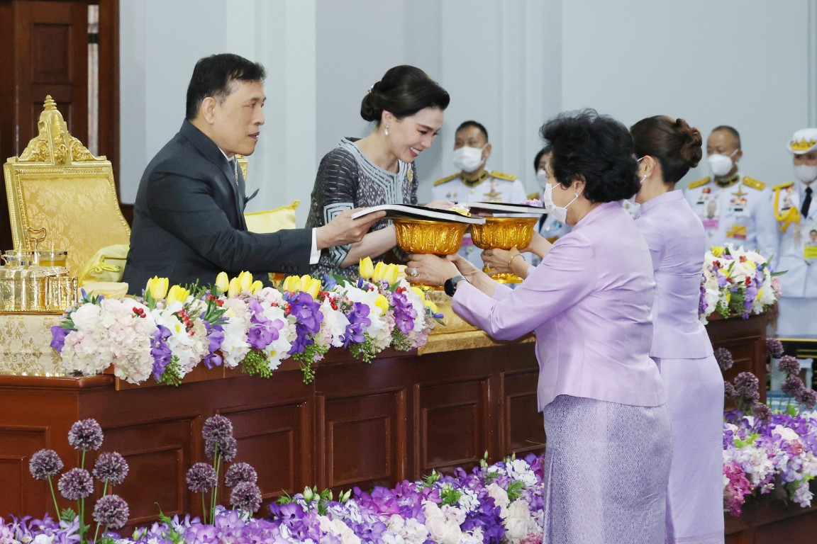 พระบาทสมเด็จพระเจ้าอยู่หัว และสมเด็จพระนางเจ้า ฯ พระบรมราชินี เสด็จลง ณ ศาลาดุสิดาลัย สวนจิตรลดา พระราชวังดุสิต พระราชทานพระบรมราชวโรกาสให้ นางวันดี กุญชรยาคง จุลเจริญ นายกสมาคมแม่บ้านมหาดไทย พร้อมด้วยผู้บริหารกระทรวงมหาดไทย  ที่ปรึกษาสมาคม  สมาชิกกิตติมศักดิ์ คณะกรรมการบริหารสมาคม  ผู้ว่าราชการจังหวัด  รองผู้ว่าราชการจังหวัด  และประธานแม่บ้านมหาดไทยจังหวัด เฝ้าทูลละอองธุลีพระบาท ทูลเกล้าทูลกระหม่อมถวายสุดยอดผ้าไทยจังหวัด  ประจำปี 2567