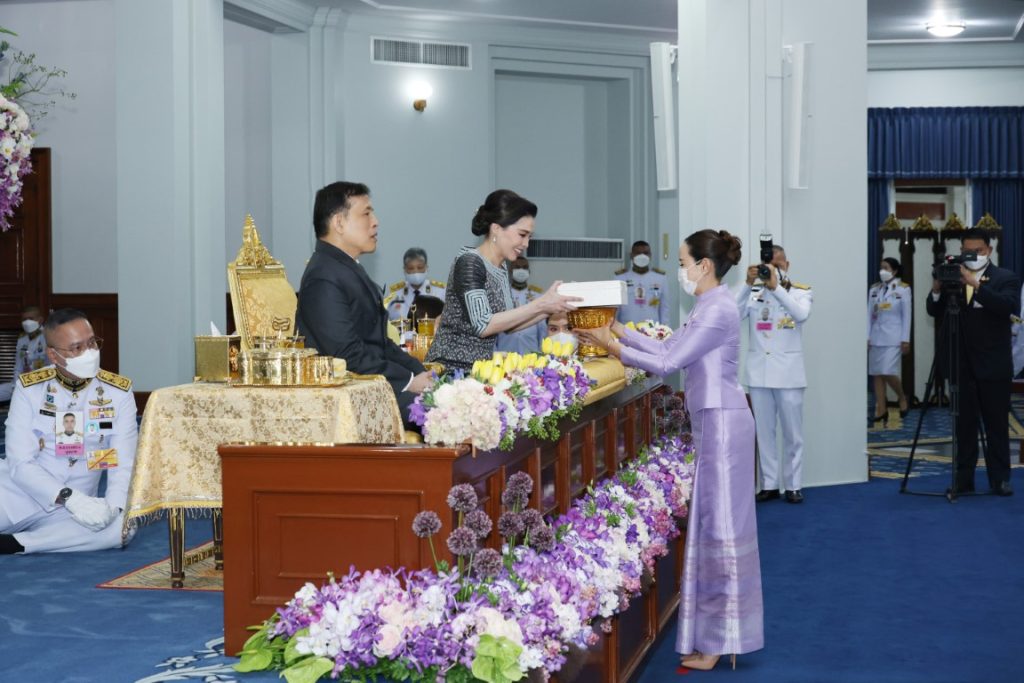 พระบาทสมเด็จพระเจ้าอยู่หัว และสมเด็จพระนางเจ้า ฯ พระบรมราชินี เสด็จลง ณ ศาลาดุสิดาลัย สวนจิตรลดา พระราชวังดุสิต พระราชทานพระบรมราชวโรกาสให้ นางวันดี กุญชรยาคง จุลเจริญ นายกสมาคมแม่บ้านมหาดไทย พร้อมด้วยผู้บริหารกระทรวงมหาดไทย ที่ปรึกษาสมาคม สมาชิกกิตติมศักดิ์ คณะกรรมการบริหารสมาคม ผู้ว่าราชการจังหวัด รองผู้ว่าราชการจังหวัด และประธานแม่บ้านมหาดไทยจังหวัด เฝ้าทูลละอองธุลีพระบาท ทูลเกล้าทูลกระหม่อมถวายสุดยอดผ้าไทยจังหวัด ประจำปี 2567