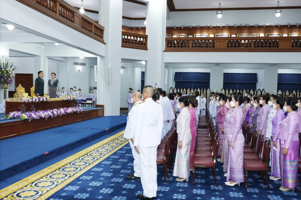พระบาทสมเด็จพระเจ้าอยู่หัว และสมเด็จพระนางเจ้า ฯ พระบรมราชินี เสด็จลง ณ ศาลาดุสิดาลัย สวนจิตรลดา พระราชวังดุสิต พระราชทานพระบรมราชวโรกาสให้ นางวันดี กุญชรยาคง จุลเจริญ นายกสมาคมแม่บ้านมหาดไทย พร้อมด้วยผู้บริหารกระทรวงมหาดไทย ที่ปรึกษาสมาคม สมาชิกกิตติมศักดิ์ คณะกรรมการบริหารสมาคม ผู้ว่าราชการจังหวัด รองผู้ว่าราชการจังหวัด และประธานแม่บ้านมหาดไทยจังหวัด เฝ้าทูลละอองธุลีพระบาท ทูลเกล้าทูลกระหม่อมถวายสุดยอดผ้าไทยจังหวัด ประจำปี 2567