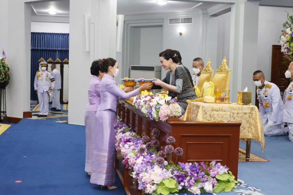 พระบาทสมเด็จพระเจ้าอยู่หัว และสมเด็จพระนางเจ้า ฯ พระบรมราชินี เสด็จลง ณ ศาลาดุสิดาลัย สวนจิตรลดา พระราชวังดุสิต พระราชทานพระบรมราชวโรกาสให้ นางวันดี กุญชรยาคง จุลเจริญ นายกสมาคมแม่บ้านมหาดไทย พร้อมด้วยผู้บริหารกระทรวงมหาดไทย ที่ปรึกษาสมาคม สมาชิกกิตติมศักดิ์ คณะกรรมการบริหารสมาคม ผู้ว่าราชการจังหวัด รองผู้ว่าราชการจังหวัด และประธานแม่บ้านมหาดไทยจังหวัด เฝ้าทูลละอองธุลีพระบาท ทูลเกล้าทูลกระหม่อมถวายสุดยอดผ้าไทยจังหวัด ประจำปี 2567