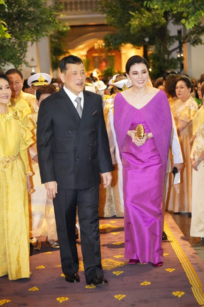 พระบาทสมเด็จพระเจ้าอยู่หัว และสมเด็จพระนางเจ้า ฯ พระบรมราชินี เสด็จพระราชดำเนินโดยรถยนต์พระที่นั่ง จากพระที่นั่งอัมพรสถาน พระราชวังดุสิต ไปทรงเป็นประธานงานกาล่าดินเนอร์เฉลิมพระเกียรติ ในโครงการ “สสธวท รวมใจเทิดเอกลักษณ์แห่งปัญจมังกร จารึกความกตัญญูต่อแผ่นดิน” ณ โรงแรมแกรนด์ ไฮแอท เอราวัณ กรุงเทพ ฯ เขตปทุมวัน กรุงเทพมหานคร
