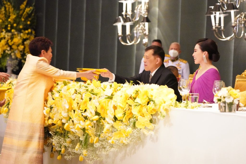 พระบาทสมเด็จพระเจ้าอยู่หัว และสมเด็จพระนางเจ้า ฯ พระบรมราชินี เสด็จพระราชดำเนินโดยรถยนต์พระที่นั่ง จากพระที่นั่งอัมพรสถาน พระราชวังดุสิต ไปทรงเป็นประธานงานกาล่าดินเนอร์เฉลิมพระเกียรติ ในโครงการ “สสธวท รวมใจเทิดเอกลักษณ์แห่งปัญจมังกร จารึกความกตัญญูต่อแผ่นดิน” ณ โรงแรมแกรนด์ ไฮแอท เอราวัณ กรุงเทพ ฯ เขตปทุมวัน กรุงเทพมหานคร