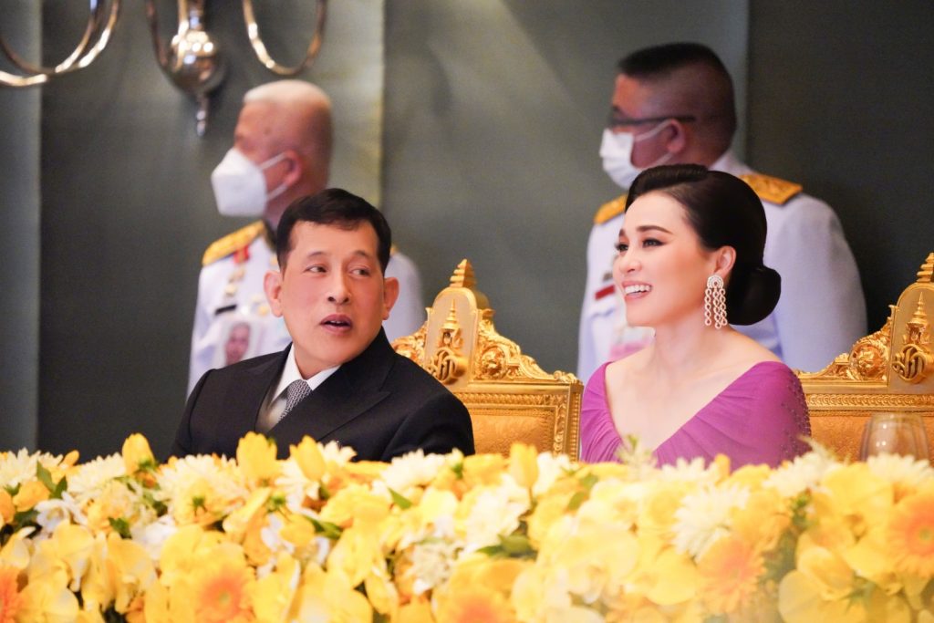 พระบาทสมเด็จพระเจ้าอยู่หัว และสมเด็จพระนางเจ้า ฯ พระบรมราชินี เสด็จพระราชดำเนินโดยรถยนต์พระที่นั่ง จากพระที่นั่งอัมพรสถาน พระราชวังดุสิต ไปทรงเป็นประธานงานกาล่าดินเนอร์เฉลิมพระเกียรติ ในโครงการ “สสธวท รวมใจเทิดเอกลักษณ์แห่งปัญจมังกร จารึกความกตัญญูต่อแผ่นดิน” ณ โรงแรมแกรนด์ ไฮแอท เอราวัณ กรุงเทพ ฯ เขตปทุมวัน กรุงเทพมหานคร