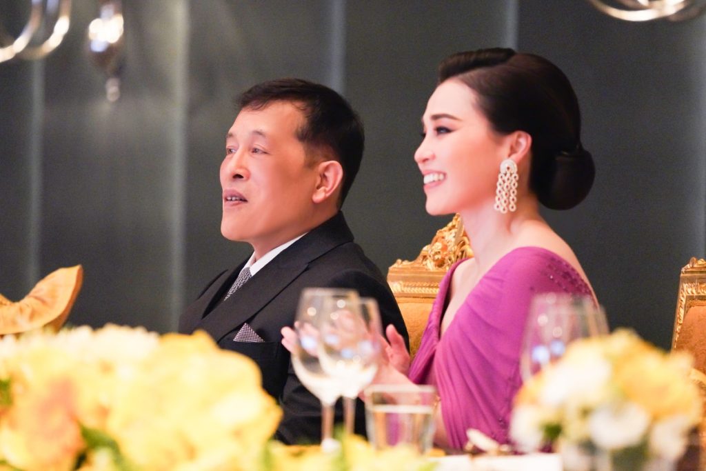 พระบาทสมเด็จพระเจ้าอยู่หัว และสมเด็จพระนางเจ้า ฯ พระบรมราชินี เสด็จพระราชดำเนินโดยรถยนต์พระที่นั่ง จากพระที่นั่งอัมพรสถาน พระราชวังดุสิต ไปทรงเป็นประธานงานกาล่าดินเนอร์เฉลิมพระเกียรติ ในโครงการ “สสธวท รวมใจเทิดเอกลักษณ์แห่งปัญจมังกร จารึกความกตัญญูต่อแผ่นดิน” ณ โรงแรมแกรนด์ ไฮแอท เอราวัณ กรุงเทพ ฯ เขตปทุมวัน กรุงเทพมหานคร