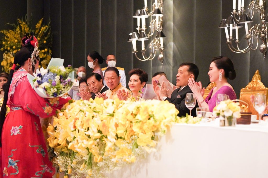พระบาทสมเด็จพระเจ้าอยู่หัว และสมเด็จพระนางเจ้า ฯ พระบรมราชินี เสด็จพระราชดำเนินโดยรถยนต์พระที่นั่ง จากพระที่นั่งอัมพรสถาน พระราชวังดุสิต ไปทรงเป็นประธานงานกาล่าดินเนอร์เฉลิมพระเกียรติ ในโครงการ “สสธวท รวมใจเทิดเอกลักษณ์แห่งปัญจมังกร จารึกความกตัญญูต่อแผ่นดิน” ณ โรงแรมแกรนด์ ไฮแอท เอราวัณ กรุงเทพ ฯ เขตปทุมวัน กรุงเทพมหานคร