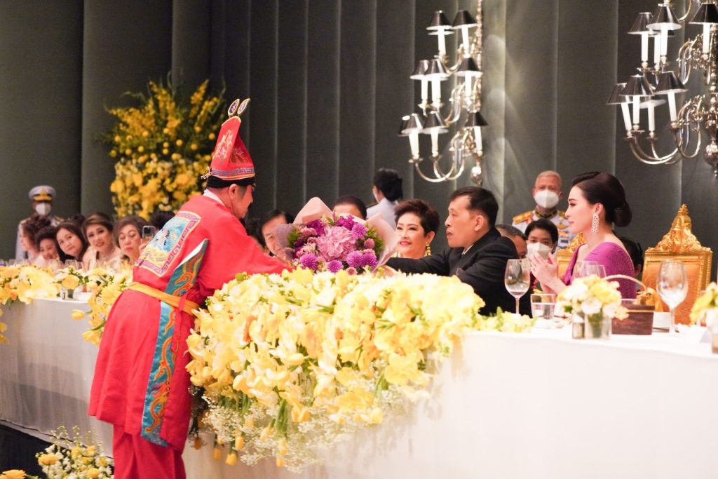พระบาทสมเด็จพระเจ้าอยู่หัว และสมเด็จพระนางเจ้า ฯ พระบรมราชินี เสด็จพระราชดำเนินโดยรถยนต์พระที่นั่ง จากพระที่นั่งอัมพรสถาน พระราชวังดุสิต ไปทรงเป็นประธานงานกาล่าดินเนอร์เฉลิมพระเกียรติ ในโครงการ “สสธวท รวมใจเทิดเอกลักษณ์แห่งปัญจมังกร จารึกความกตัญญูต่อแผ่นดิน” ณ โรงแรมแกรนด์ ไฮแอท เอราวัณ กรุงเทพ ฯ เขตปทุมวัน กรุงเทพมหานคร