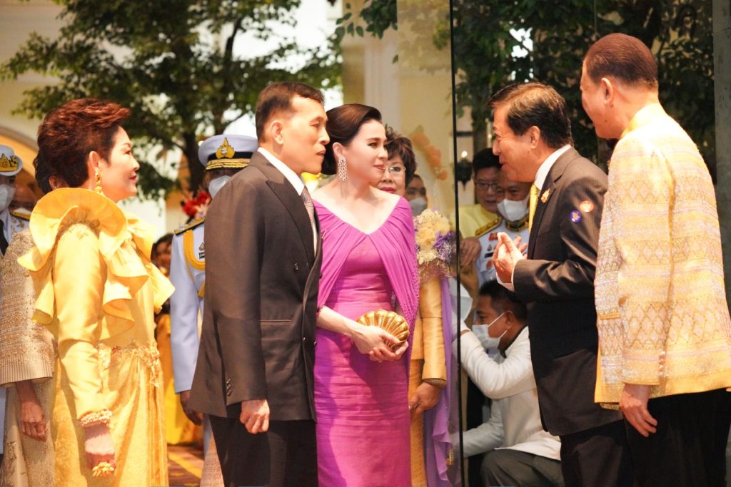 พระบาทสมเด็จพระเจ้าอยู่หัว และสมเด็จพระนางเจ้า ฯ พระบรมราชินี เสด็จพระราชดำเนินโดยรถยนต์พระที่นั่ง จากพระที่นั่งอัมพรสถาน พระราชวังดุสิต ไปทรงเป็นประธานงานกาล่าดินเนอร์เฉลิมพระเกียรติ ในโครงการ “สสธวท รวมใจเทิดเอกลักษณ์แห่งปัญจมังกร จารึกความกตัญญูต่อแผ่นดิน” ณ โรงแรมแกรนด์ ไฮแอท เอราวัณ กรุงเทพ ฯ เขตปทุมวัน กรุงเทพมหานคร