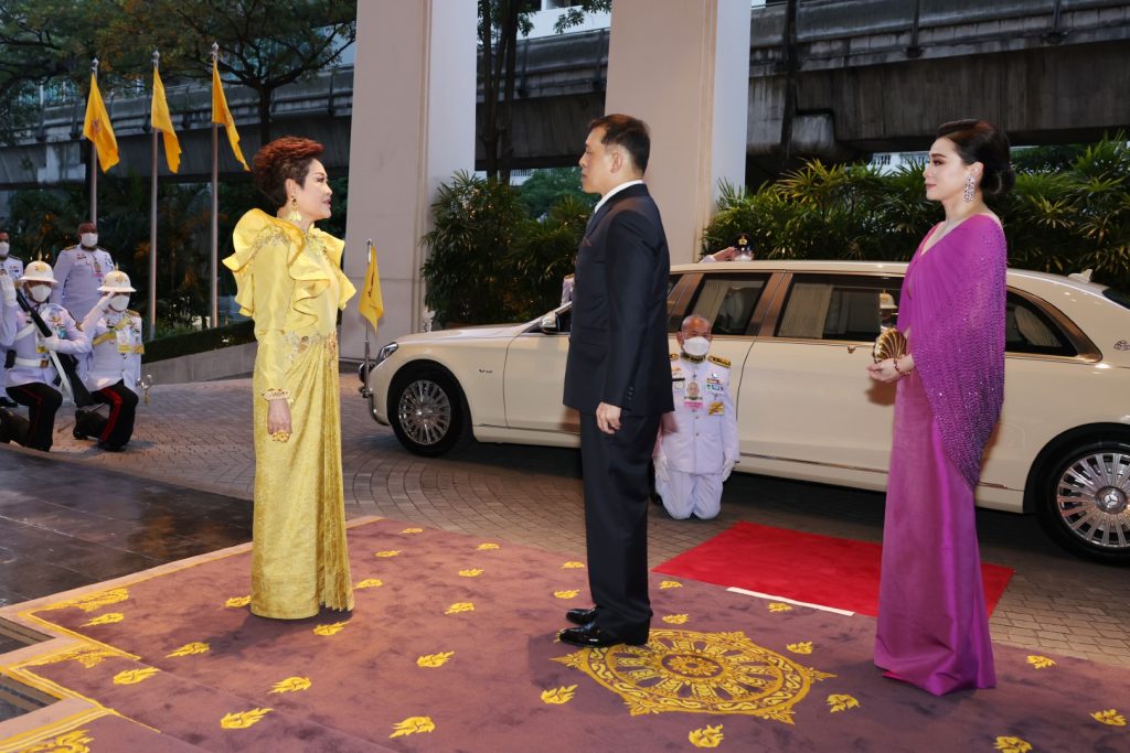 พระบาทสมเด็จพระเจ้าอยู่หัว และสมเด็จพระนางเจ้า ฯ พระบรมราชินี เสด็จพระราชดำเนินโดยรถยนต์พระที่นั่ง จากพระที่นั่งอัมพรสถาน พระราชวังดุสิต ไปทรงเป็นประธานงานกาล่าดินเนอร์เฉลิมพระเกียรติ ในโครงการ “สสธวท รวมใจเทิดเอกลักษณ์แห่งปัญจมังกร จารึกความกตัญญูต่อแผ่นดิน” ณ โรงแรมแกรนด์ ไฮแอท เอราวัณ กรุงเทพ ฯ เขตปทุมวัน กรุงเทพมหานคร