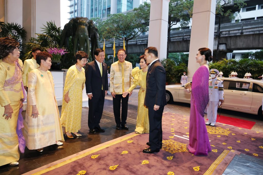 พระบาทสมเด็จพระเจ้าอยู่หัว และสมเด็จพระนางเจ้า ฯ พระบรมราชินี เสด็จพระราชดำเนินโดยรถยนต์พระที่นั่ง จากพระที่นั่งอัมพรสถาน พระราชวังดุสิต ไปทรงเป็นประธานงานกาล่าดินเนอร์เฉลิมพระเกียรติ ในโครงการ “สสธวท รวมใจเทิดเอกลักษณ์แห่งปัญจมังกร จารึกความกตัญญูต่อแผ่นดิน” ณ โรงแรมแกรนด์ ไฮแอท เอราวัณ กรุงเทพ ฯ เขตปทุมวัน กรุงเทพมหานคร