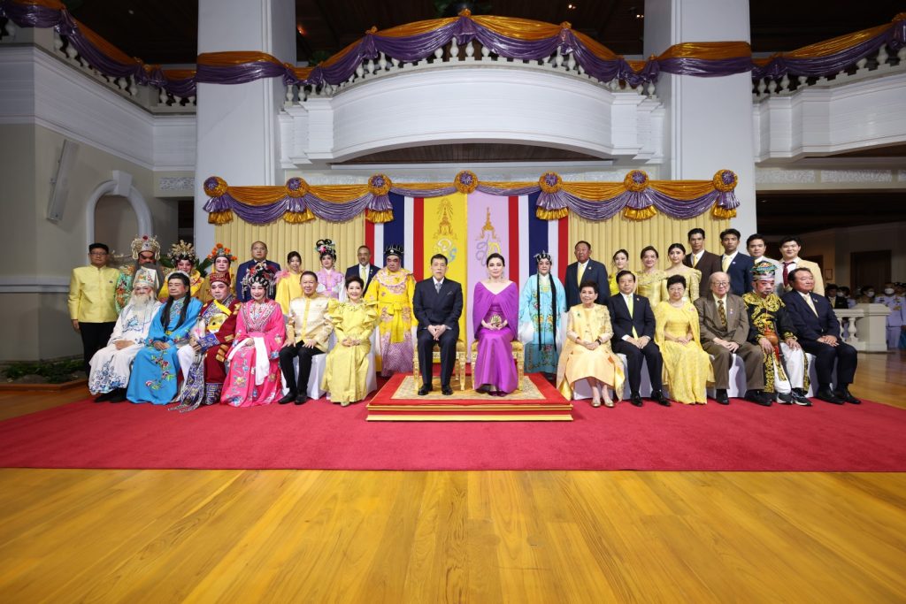 พระบาทสมเด็จพระเจ้าอยู่หัว และสมเด็จพระนางเจ้า ฯ พระบรมราชินี เสด็จพระราชดำเนินโดยรถยนต์พระที่นั่ง จากพระที่นั่งอัมพรสถาน พระราชวังดุสิต ไปทรงเป็นประธานงานกาล่าดินเนอร์เฉลิมพระเกียรติ ในโครงการ “สสธวท รวมใจเทิดเอกลักษณ์แห่งปัญจมังกร จารึกความกตัญญูต่อแผ่นดิน” ณ โรงแรมแกรนด์ ไฮแอท เอราวัณ กรุงเทพ ฯ เขตปทุมวัน กรุงเทพมหานคร