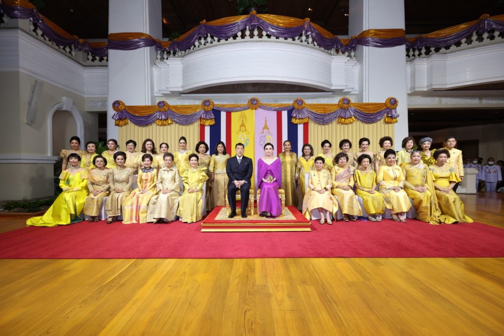 พระบาทสมเด็จพระเจ้าอยู่หัว และสมเด็จพระนางเจ้า ฯ พระบรมราชินี เสด็จพระราชดำเนินโดยรถยนต์พระที่นั่ง จากพระที่นั่งอัมพรสถาน พระราชวังดุสิต ไปทรงเป็นประธานงานกาล่าดินเนอร์เฉลิมพระเกียรติ ในโครงการ “สสธวท รวมใจเทิดเอกลักษณ์แห่งปัญจมังกร จารึกความกตัญญูต่อแผ่นดิน” ณ โรงแรมแกรนด์ ไฮแอท เอราวัณ กรุงเทพ ฯ เขตปทุมวัน กรุงเทพมหานคร