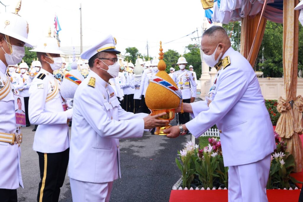 วันที่ 13 สิงหาคม 2567 เวลา 08.04 น. พระบาทสมเด็จพระเจ้าอยู่หัว ทรงพระกรุณาโปรดเกล้าโปรดกระหม่อมให้ พลอากาศเอก สถิตย์พงษ์ สุขวิมล ราชเลขานุการในพระองค์พระบาทสมเด็จพระเจ้าอยู่หัว ออกรับเครื่องราชสักการะและพานพุ่ม ถวายพระพรชัยมงคล เนื่องในโอกาสวันเฉลิมพระชนมพรรษา สมเด็จพระนางเจ้าสิริกิติ์ พระบรมราชินีนาถ พระบรมราชชนนี พันปีหลวง วันที่ 12 สิงหาคม 2567 ซึ่งรัฐบาล โดยกระทรวงกลาโหม ร่วมกับหน่วยงานภาครัฐ ภาคเอกชน และภาคประชาชน เชิญเครื่องราชสักการะและพานพุ่ม ประกอบด้วย ต้นไม้ทอง ต้นไม้เงิน พานพุ่มทอง พานพุ่มเงิน และพานดอกไม้ธูปเทียนแพ จำนวน 123 คู่ ไปทูลเกล้าทูลกระหม่อมถวาย สมเด็จพระนางเจ้าสิริกิติ์ พระบรมราชินีนาถ พระบรมราชชนนีพันปีหลวง เพื่อแสดงความจงรักภักดี และสำนึกในพระมหากรุณาธิคุณ ณ ประตูพระวรุณอยู่เจน สวนจิตรลดา พระราชวังดุสิต