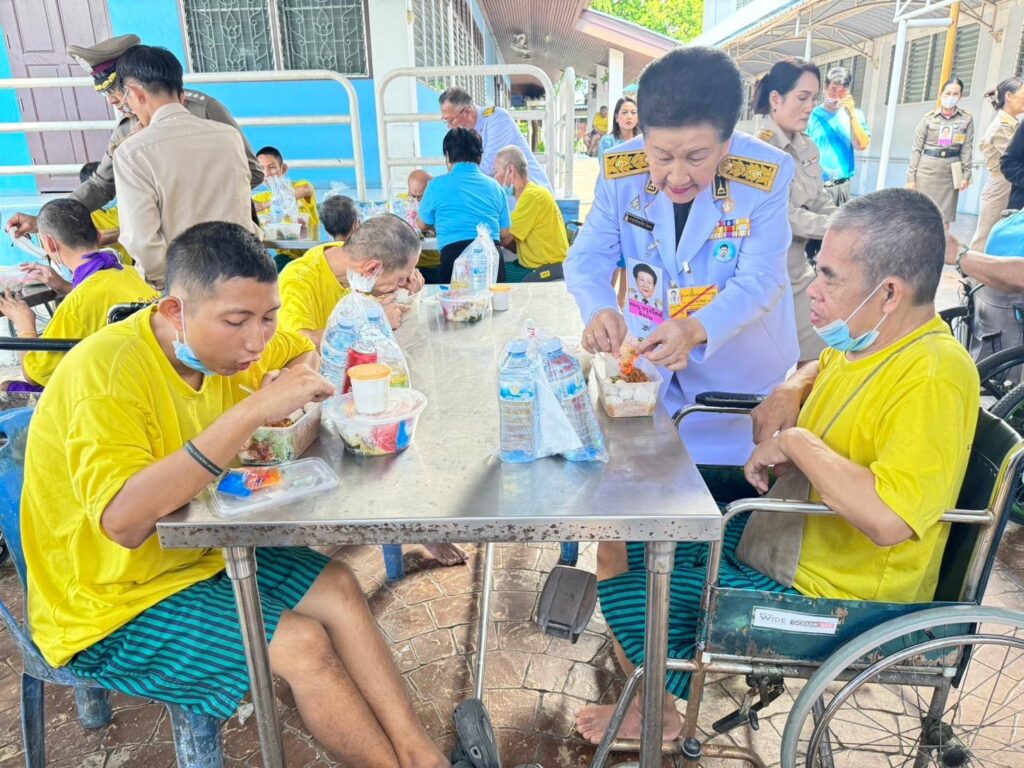 พระบาทสมเด็จพระเจ้าอยู่หัว และสมเด็จพระนางเจ้า ฯ พระบรมราชินี ทรงพระกรุณาโปรดเกล้าโปรดกระหม่อมพระราชทานเงิน สิ่งของ เครื่องอุปโภคบริโภค และพระราชทานเลี้ยงอาหาร แก่สถานคุ้มครองและพัฒนาคนพิการพระประแดง เนื่องในโอกาสวันเฉลิมพระชนมพรรษา สมเด็จพระนางเจ้าสิริกิติ์ พระบรมราชินีนาถ พระบรมราชชนนีพันปีหลวง วันที่ 12 สิงหาคม 2567