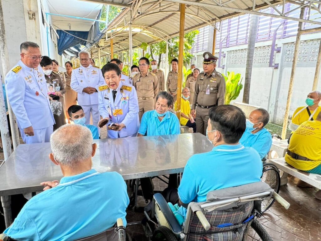 พระบาทสมเด็จพระเจ้าอยู่หัว และสมเด็จพระนางเจ้า ฯ พระบรมราชินี ทรงพระกรุณาโปรดเกล้าโปรดกระหม่อมพระราชทานเงิน สิ่งของ เครื่องอุปโภคบริโภค และพระราชทานเลี้ยงอาหาร แก่สถานคุ้มครองและพัฒนาคนพิการพระประแดง เนื่องในโอกาสวันเฉลิมพระชนมพรรษา สมเด็จพระนางเจ้าสิริกิติ์ พระบรมราชินีนาถ พระบรมราชชนนีพันปีหลวง วันที่ 12 สิงหาคม 2567