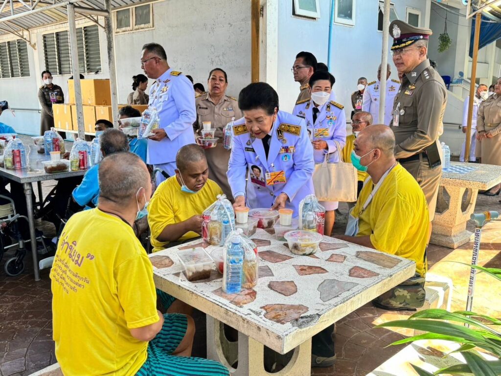 พระบาทสมเด็จพระเจ้าอยู่หัว และสมเด็จพระนางเจ้า ฯ พระบรมราชินี ทรงพระกรุณาโปรดเกล้าโปรดกระหม่อมพระราชทานเงิน สิ่งของ เครื่องอุปโภคบริโภค และพระราชทานเลี้ยงอาหาร แก่สถานคุ้มครองและพัฒนาคนพิการพระประแดง เนื่องในโอกาสวันเฉลิมพระชนมพรรษา สมเด็จพระนางเจ้าสิริกิติ์ พระบรมราชินีนาถ พระบรมราชชนนีพันปีหลวง วันที่ 12 สิงหาคม 2567