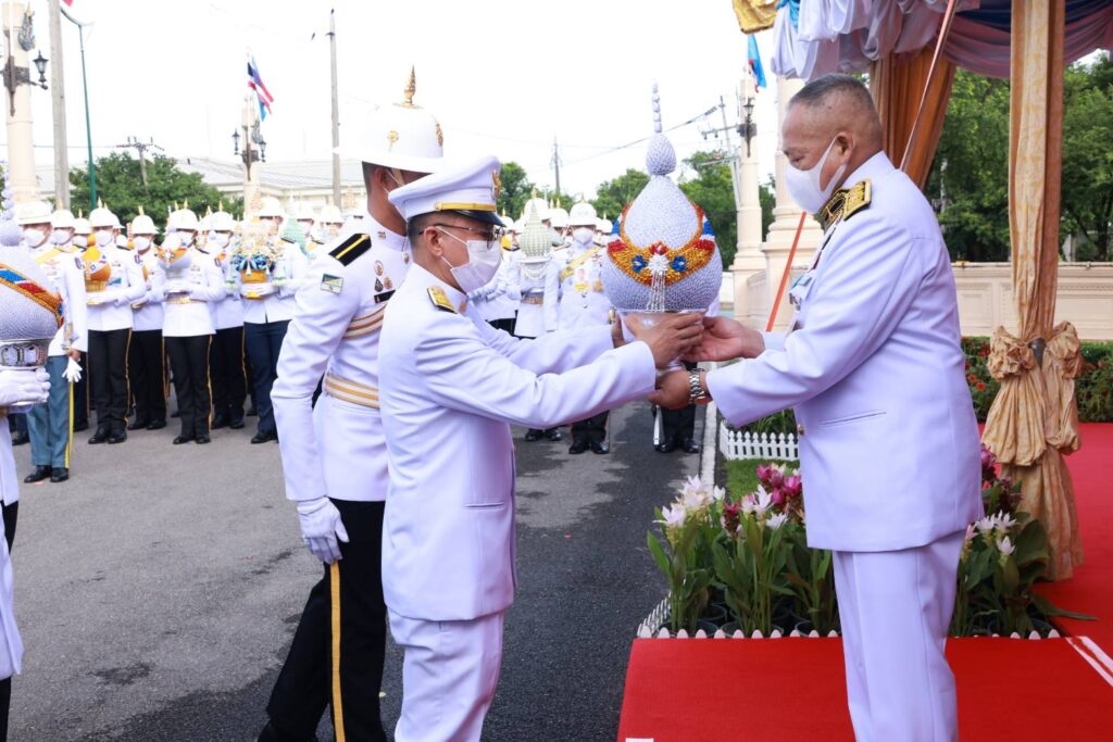 วันที่ 13 สิงหาคม 2567 เวลา 08.04 น. พระบาทสมเด็จพระเจ้าอยู่หัว ทรงพระกรุณาโปรดเกล้าโปรดกระหม่อมให้ พลอากาศเอก สถิตย์พงษ์ สุขวิมล ราชเลขานุการในพระองค์พระบาทสมเด็จพระเจ้าอยู่หัว ออกรับเครื่องราชสักการะและพานพุ่ม ถวายพระพรชัยมงคล เนื่องในโอกาสวันเฉลิมพระชนมพรรษา สมเด็จพระนางเจ้าสิริกิติ์ พระบรมราชินีนาถ พระบรมราชชนนี พันปีหลวง วันที่ 12 สิงหาคม 2567 ซึ่งรัฐบาล โดยกระทรวงกลาโหม ร่วมกับหน่วยงานภาครัฐ ภาคเอกชน และภาคประชาชน เชิญเครื่องราชสักการะและพานพุ่ม ประกอบด้วย ต้นไม้ทอง ต้นไม้เงิน พานพุ่มทอง พานพุ่มเงิน และพานดอกไม้ธูปเทียนแพ จำนวน 123 คู่ ไปทูลเกล้าทูลกระหม่อมถวาย สมเด็จพระนางเจ้าสิริกิติ์ พระบรมราชินีนาถ พระบรมราชชนนีพันปีหลวง เพื่อแสดงความจงรักภักดี และสำนึกในพระมหากรุณาธิคุณ ณ ประตูพระวรุณอยู่เจน สวนจิตรลดา พระราชวังดุสิต