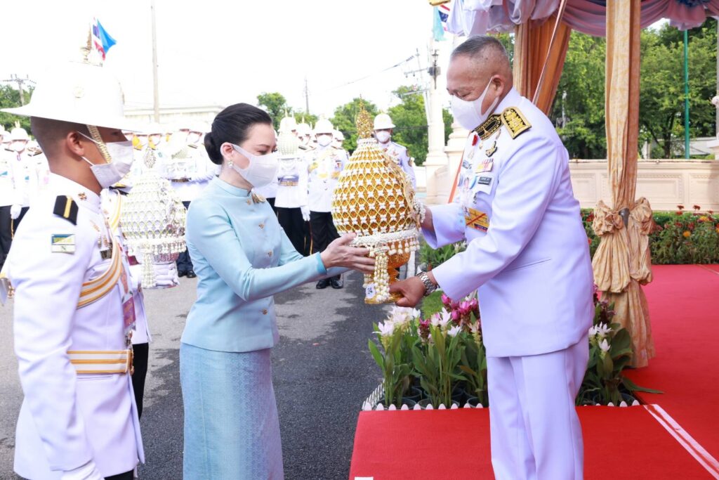 วันที่ 13 สิงหาคม 2567 เวลา 08.04 น. พระบาทสมเด็จพระเจ้าอยู่หัว ทรงพระกรุณาโปรดเกล้าโปรดกระหม่อมให้ พลอากาศเอก สถิตย์พงษ์ สุขวิมล ราชเลขานุการในพระองค์พระบาทสมเด็จพระเจ้าอยู่หัว ออกรับเครื่องราชสักการะและพานพุ่ม ถวายพระพรชัยมงคล เนื่องในโอกาสวันเฉลิมพระชนมพรรษา สมเด็จพระนางเจ้าสิริกิติ์ พระบรมราชินีนาถ พระบรมราชชนนี พันปีหลวง วันที่ 12 สิงหาคม 2567 ซึ่งรัฐบาล โดยกระทรวงกลาโหม ร่วมกับหน่วยงานภาครัฐ ภาคเอกชน และภาคประชาชน เชิญเครื่องราชสักการะและพานพุ่ม ประกอบด้วย ต้นไม้ทอง ต้นไม้เงิน พานพุ่มทอง พานพุ่มเงิน และพานดอกไม้ธูปเทียนแพ จำนวน 123 คู่ ไปทูลเกล้าทูลกระหม่อมถวาย สมเด็จพระนางเจ้าสิริกิติ์ พระบรมราชินีนาถ พระบรมราชชนนีพันปีหลวง เพื่อแสดงความจงรักภักดี และสำนึกในพระมหากรุณาธิคุณ ณ ประตูพระวรุณอยู่เจน สวนจิตรลดา พระราชวังดุสิต