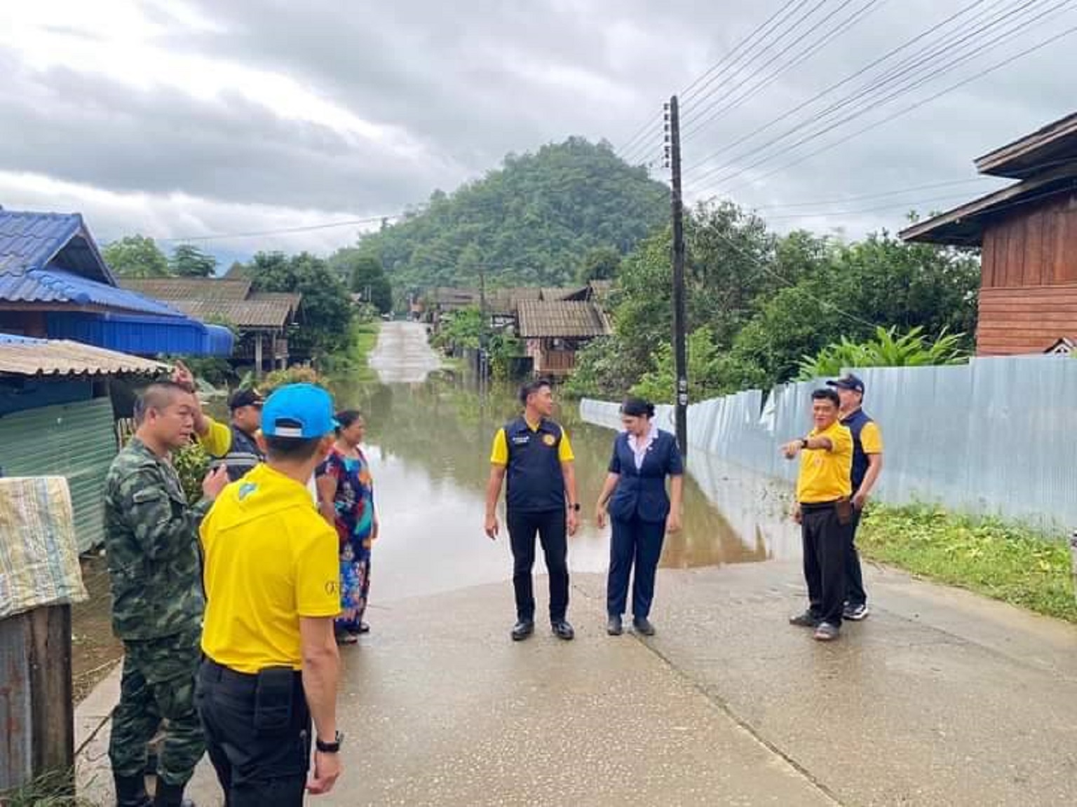 ศูนย์อำนวยการจิตอาสาพระราชทานภาค 3 ติดตามสถานการณ์น้ำจากลำห้วยแม่สลิด ไหลกัดเซาะริมตลิ่ง ณ พื้นที่โรงเรียนบ้านแม่สลิดหลวงวิทยา ตำบลแม่สอง อำเภอท่าสองยาง จังหวัดตาก