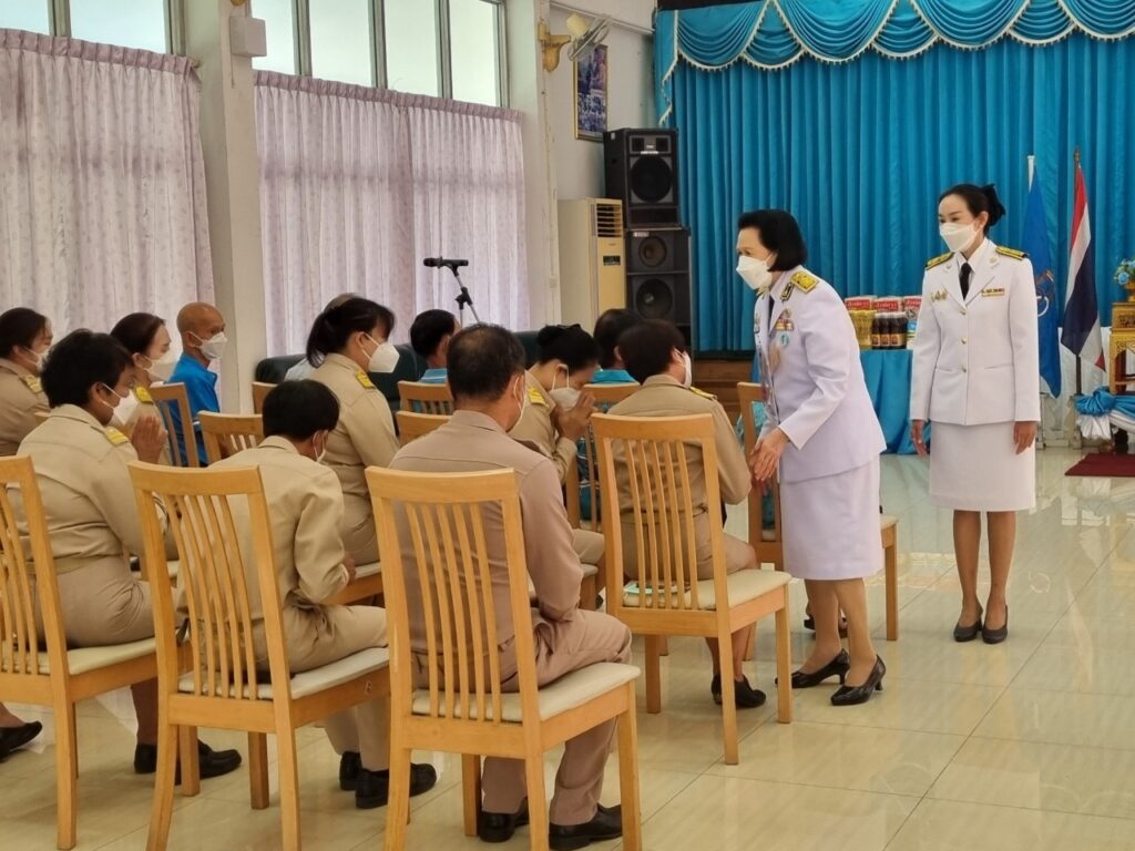 พระบาทสมเด็จพระเจ้าอยู่หัว และสมเด็จพระนางเจ้า ฯ พระบรมราชินี ทรงพระกรุณาโปรดเกล้าโปรดกระหม่อมพระราชทานสิ่งของและเครื่องอุปโภคบริโภค แก่ผู้สูงอายุ ข้าราชการ และเจ้าหน้าที่ ณ ศูนย์พัฒนาการจัดสวัสดิการสังคมผู้สูงอายุบ้านบางแค เขตภาษีเจริญ กรุงเทพมหานคร เนื่องในโอกาสวันเฉลิมพระชนมพรรษา สมเด็จพระนางเจ้าสิริกิติ์ พระบรมราชินีนาถ พระบรมราชชนนีพันปีหลวง วันที่ ๑๒ สิงหาคม ๒๕๖๗