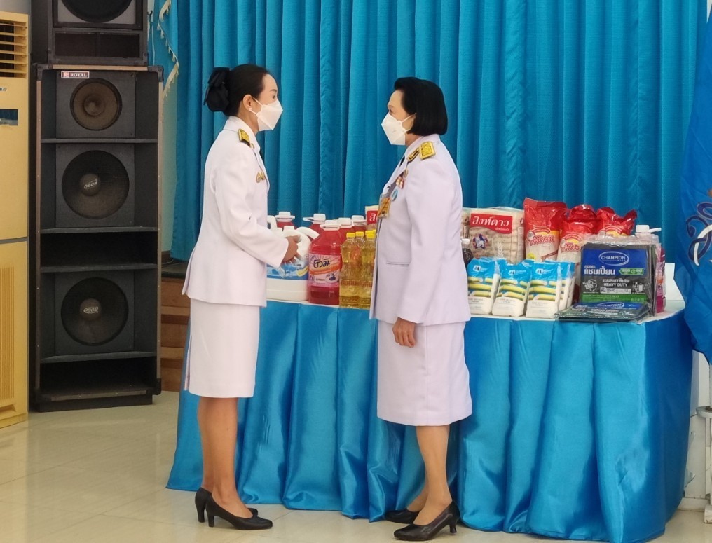 พระบาทสมเด็จพระเจ้าอยู่หัว และสมเด็จพระนางเจ้า ฯ พระบรมราชินี ทรงพระกรุณาโปรดเกล้าโปรดกระหม่อมพระราชทานสิ่งของและเครื่องอุปโภคบริโภค แก่ผู้สูงอายุ ข้าราชการ และเจ้าหน้าที่ ณ ศูนย์พัฒนาการจัดสวัสดิการสังคมผู้สูงอายุบ้านบางแค เขตภาษีเจริญ กรุงเทพมหานคร เนื่องในโอกาสวันเฉลิมพระชนมพรรษา สมเด็จพระนางเจ้าสิริกิติ์ พระบรมราชินีนาถ พระบรมราชชนนีพันปีหลวง วันที่ ๑๒ สิงหาคม ๒๕๖๗
