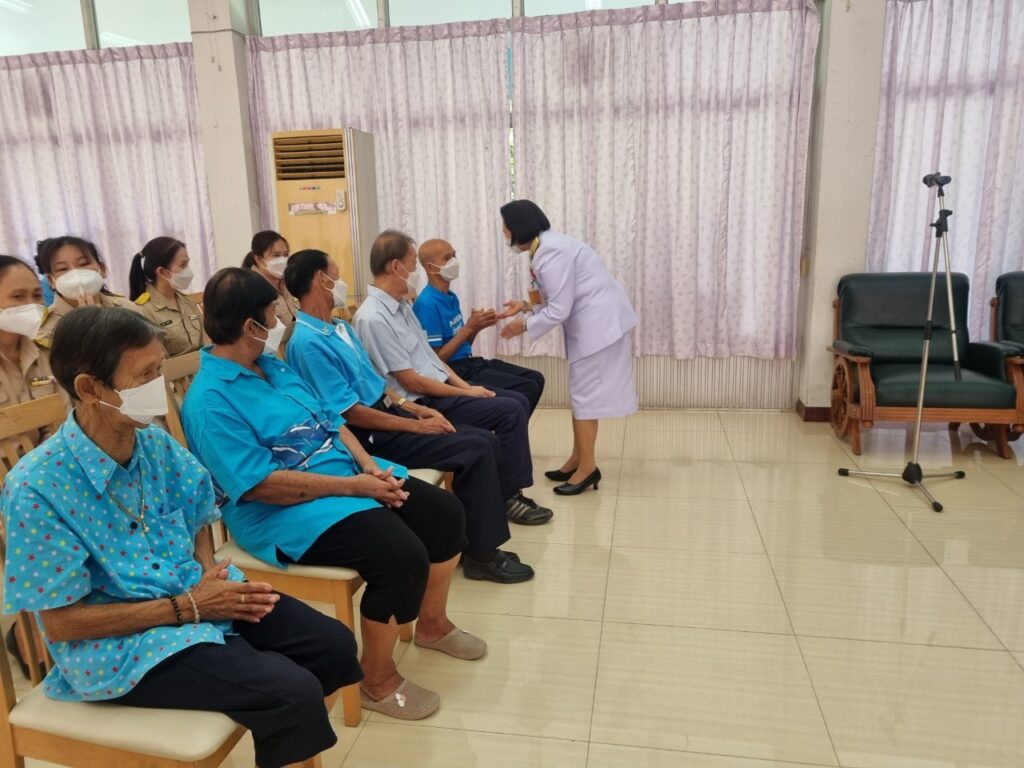 พระบาทสมเด็จพระเจ้าอยู่หัว และสมเด็จพระนางเจ้า ฯ พระบรมราชินี ทรงพระกรุณาโปรดเกล้าโปรดกระหม่อมพระราชทานสิ่งของและเครื่องอุปโภคบริโภค แก่ผู้สูงอายุ ข้าราชการ และเจ้าหน้าที่ ณ ศูนย์พัฒนาการจัดสวัสดิการสังคมผู้สูงอายุบ้านบางแค เขตภาษีเจริญ กรุงเทพมหานคร เนื่องในโอกาสวันเฉลิมพระชนมพรรษา สมเด็จพระนางเจ้าสิริกิติ์ พระบรมราชินีนาถ พระบรมราชชนนีพันปีหลวง วันที่ ๑๒ สิงหาคม ๒๕๖๗