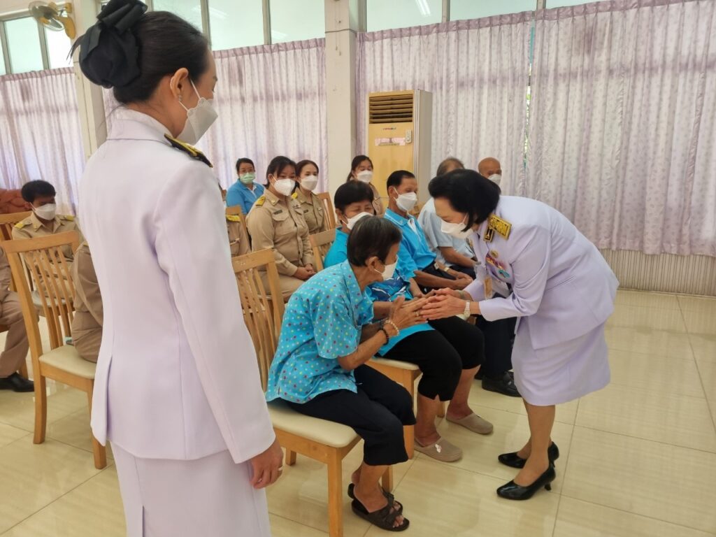 พระบาทสมเด็จพระเจ้าอยู่หัว และสมเด็จพระนางเจ้า ฯ พระบรมราชินี ทรงพระกรุณาโปรดเกล้าโปรดกระหม่อมพระราชทานสิ่งของและเครื่องอุปโภคบริโภค แก่ผู้สูงอายุ ข้าราชการ และเจ้าหน้าที่ ณ ศูนย์พัฒนาการจัดสวัสดิการสังคมผู้สูงอายุบ้านบางแค เขตภาษีเจริญ กรุงเทพมหานคร เนื่องในโอกาสวันเฉลิมพระชนมพรรษา สมเด็จพระนางเจ้าสิริกิติ์ พระบรมราชินีนาถ พระบรมราชชนนีพันปีหลวง วันที่ ๑๒ สิงหาคม ๒๕๖๗