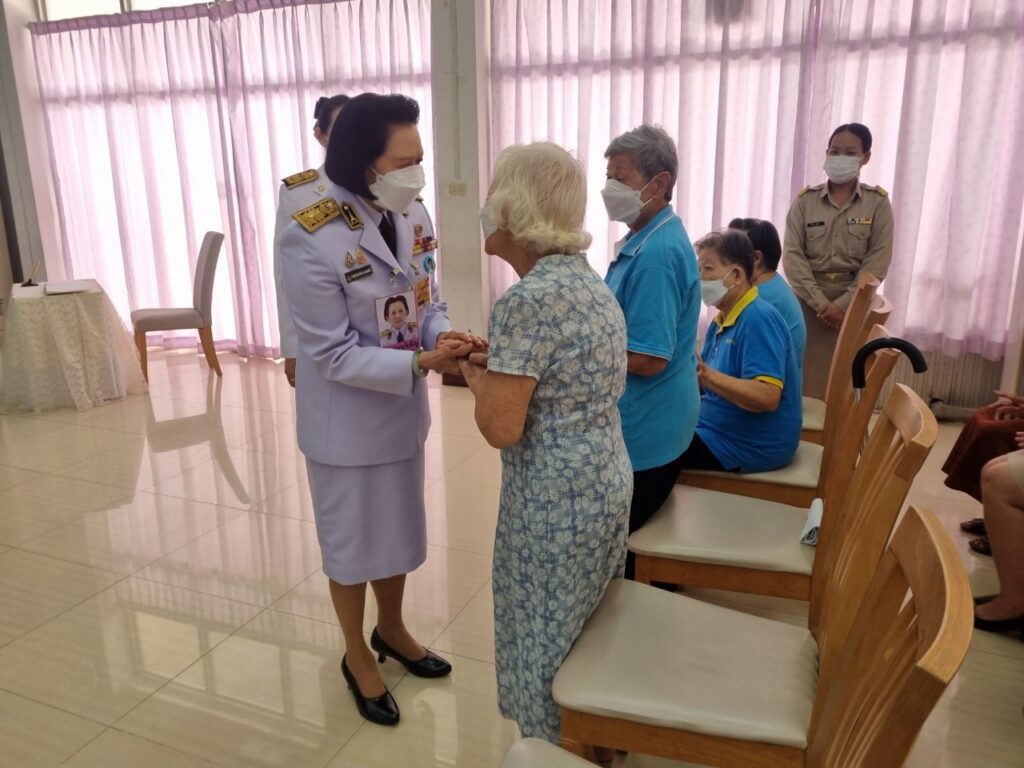 พระบาทสมเด็จพระเจ้าอยู่หัว และสมเด็จพระนางเจ้า ฯ พระบรมราชินี ทรงพระกรุณาโปรดเกล้าโปรดกระหม่อมพระราชทานสิ่งของและเครื่องอุปโภคบริโภค แก่ผู้สูงอายุ ข้าราชการ และเจ้าหน้าที่ ณ ศูนย์พัฒนาการจัดสวัสดิการสังคมผู้สูงอายุบ้านบางแค เขตภาษีเจริญ กรุงเทพมหานคร เนื่องในโอกาสวันเฉลิมพระชนมพรรษา สมเด็จพระนางเจ้าสิริกิติ์ พระบรมราชินีนาถ พระบรมราชชนนีพันปีหลวง วันที่ ๑๒ สิงหาคม ๒๕๖๗