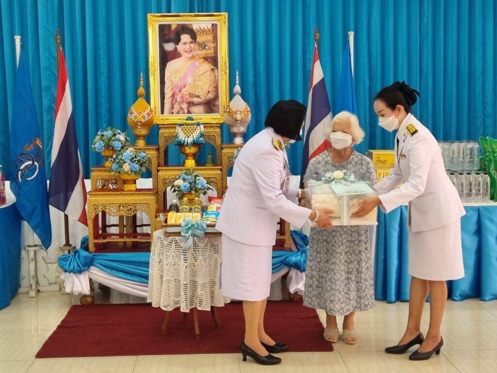 พระบาทสมเด็จพระเจ้าอยู่หัว และสมเด็จพระนางเจ้า ฯ พระบรมราชินี ทรงพระกรุณาโปรดเกล้าโปรดกระหม่อมพระราชทานสิ่งของและเครื่องอุปโภคบริโภค แก่ผู้สูงอายุ ข้าราชการ และเจ้าหน้าที่ ณ ศูนย์พัฒนาการจัดสวัสดิการสังคมผู้สูงอายุบ้านบางแค เขตภาษีเจริญ กรุงเทพมหานคร เนื่องในโอกาสวันเฉลิมพระชนมพรรษา สมเด็จพระนางเจ้าสิริกิติ์ พระบรมราชินีนาถ พระบรมราชชนนีพันปีหลวง วันที่ ๑๒ สิงหาคม ๒๕๖๗