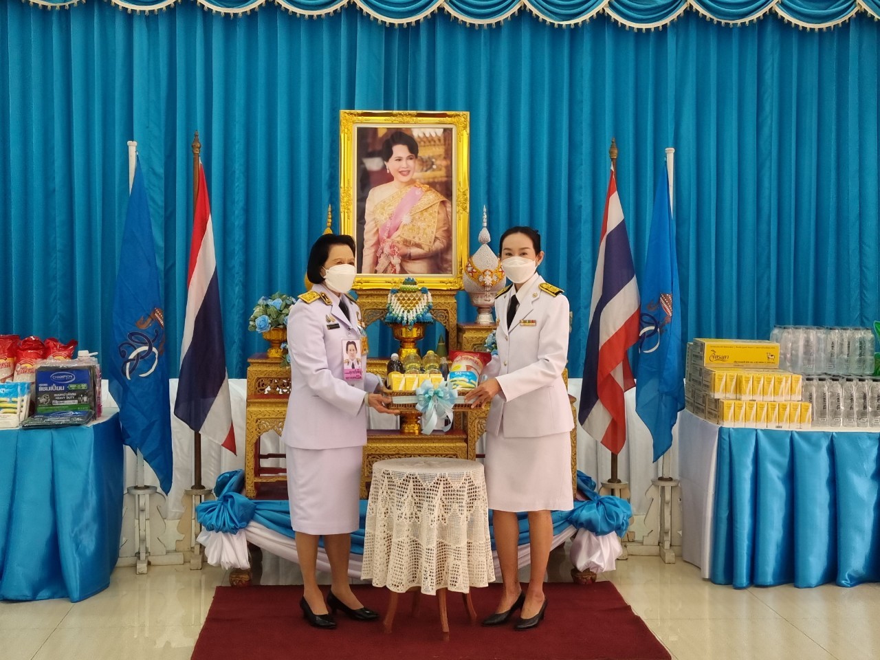 พระบาทสมเด็จพระเจ้าอยู่หัว และสมเด็จพระนางเจ้า ฯ พระบรมราชินี ทรงพระกรุณาโปรดเกล้า ฯ พระราชทานสิ่งของและเครื่องอุปโภคบริโภค แก่ผู้สูงอายุ ข้าราชการ และเจ้าหน้าที่ ณ ศูนย์พัฒนาการจัดสวัสดิการสังคมผู้สูงอายุบ้านบางแค เขตภาษีเจริญ กทม. เนื่องในโอกาสวันเฉลิมพระชนมพรรษา สมเด็จพระนางเจ้าสิริกิติ์ พระบรมราชินีนาถ พระบรมราชชนนีพันปีหลวง วันที่ 12 สิงหาคม 2567