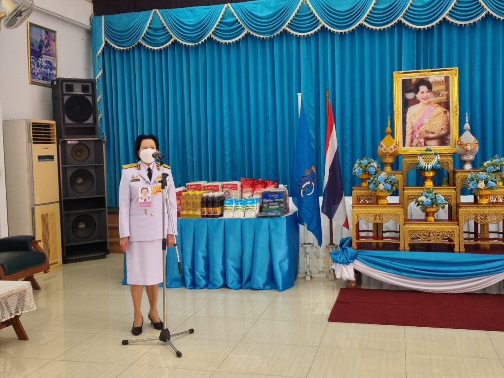 พระบาทสมเด็จพระเจ้าอยู่หัว และสมเด็จพระนางเจ้า ฯ พระบรมราชินี ทรงพระกรุณาโปรดเกล้าโปรดกระหม่อมพระราชทานสิ่งของและเครื่องอุปโภคบริโภค แก่ผู้สูงอายุ ข้าราชการ และเจ้าหน้าที่ ณ ศูนย์พัฒนาการจัดสวัสดิการสังคมผู้สูงอายุบ้านบางแค เขตภาษีเจริญ กรุงเทพมหานคร เนื่องในโอกาสวันเฉลิมพระชนมพรรษา สมเด็จพระนางเจ้าสิริกิติ์ พระบรมราชินีนาถ พระบรมราชชนนีพันปีหลวง วันที่ ๑๒ สิงหาคม ๒๕๖๗