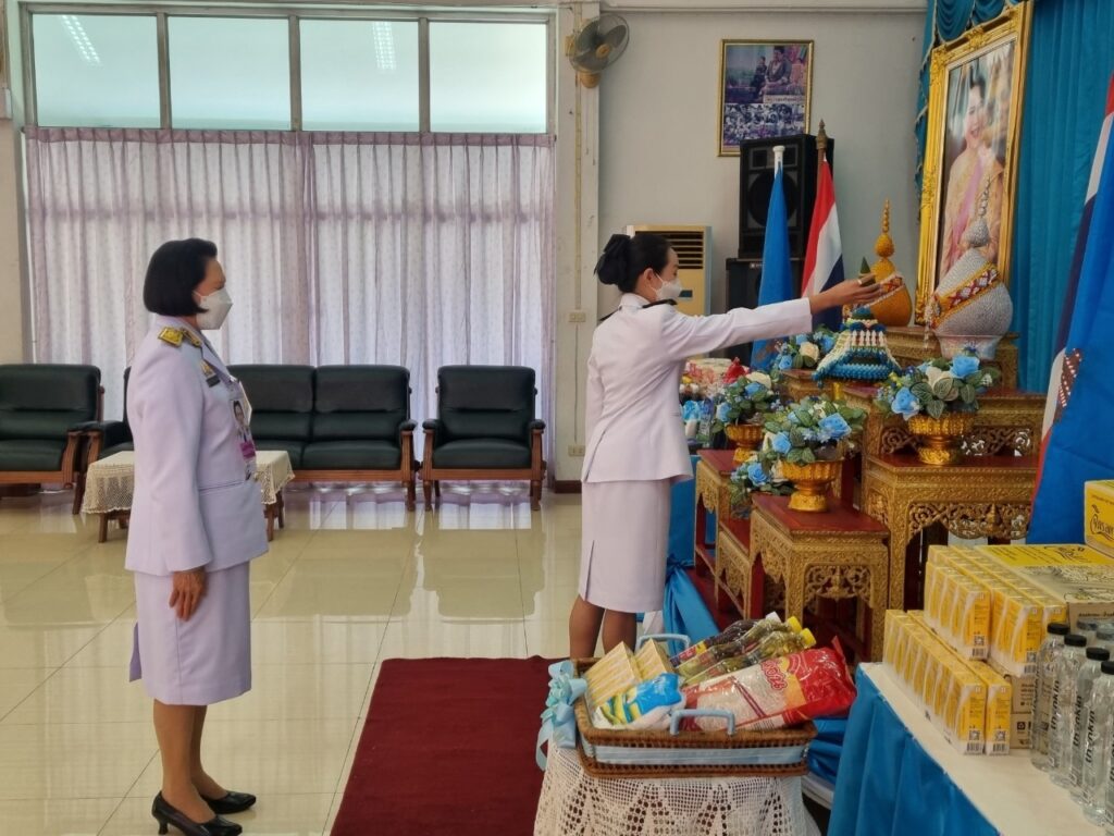 พระบาทสมเด็จพระเจ้าอยู่หัว และสมเด็จพระนางเจ้า ฯ พระบรมราชินี ทรงพระกรุณาโปรดเกล้าโปรดกระหม่อมพระราชทานสิ่งของและเครื่องอุปโภคบริโภค แก่ผู้สูงอายุ ข้าราชการ และเจ้าหน้าที่ ณ ศูนย์พัฒนาการจัดสวัสดิการสังคมผู้สูงอายุบ้านบางแค เขตภาษีเจริญ กรุงเทพมหานคร เนื่องในโอกาสวันเฉลิมพระชนมพรรษา สมเด็จพระนางเจ้าสิริกิติ์ พระบรมราชินีนาถ พระบรมราชชนนีพันปีหลวง วันที่ ๑๒ สิงหาคม ๒๕๖๗