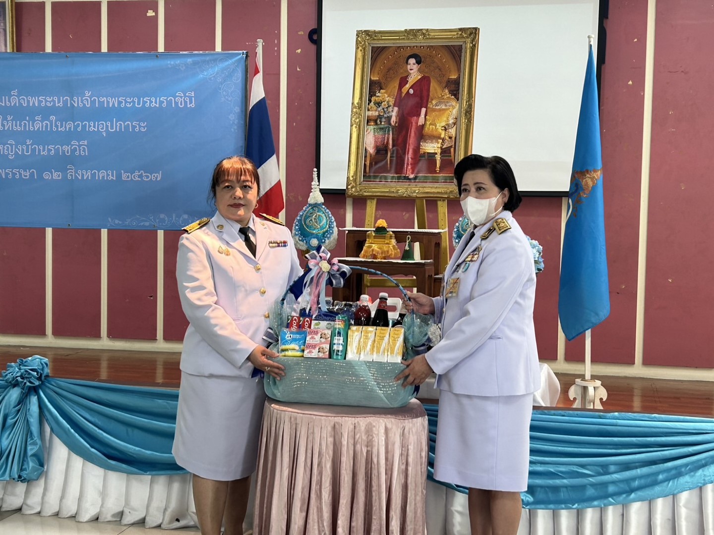พระบาทสมเด็จพระเจ้าอยู่หัว และสมเด็จพระนางเจ้า ฯ พระบรมราชินี ทรงพระกรุณาโปรดเกล้าโปรดกระหม่อมพระราชทานสิ่งของและเครื่องอุปโภคบริโภค แก่เด็ก และเยาวชน รวมทั้งเจ้าหน้าที่ ณ สถานสงเคราะห์เด็กหญิงบ้านราชวิถี เขตราชเทวี กรุงเทพมหานคร เนื่องในโอกาสวันเฉลิมพระชนมพรรษา สมเด็จพระนางเจ้าสิริกิติ์ พระบรมราชินีนาถ พระบรมราชชนนีพันปีหลวง 12 สิงหาคม 2567