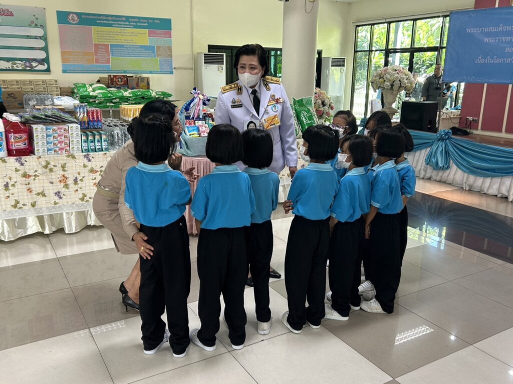 พระราชทานสิ่งของและเครื่องอุปโภคบริโภคแก่สถานสงเคราะห์เด็กหญิงบ้านราชวิถี เขตราชเทวี กรุงเทพมหานคร เนื่องในโอกาสวันเฉลิมพระชนมพรรษา สมเด็จพระนางเจ้าสิริกิติ์ พระบรมราชินีนาถ พระบรมราชชนนีพันปีหลวง 12 สิงหาคม 2567