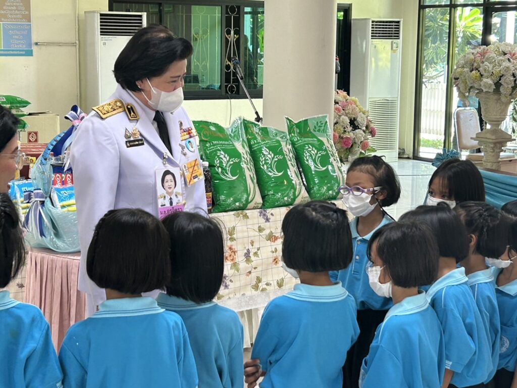 พระราชทานสิ่งของและเครื่องอุปโภคบริโภคแก่สถานสงเคราะห์เด็กหญิงบ้านราชวิถี เขตราชเทวี กรุงเทพมหานคร เนื่องในโอกาสวันเฉลิมพระชนมพรรษา สมเด็จพระนางเจ้าสิริกิติ์ พระบรมราชินีนาถ พระบรมราชชนนีพันปีหลวง 12 สิงหาคม 2567