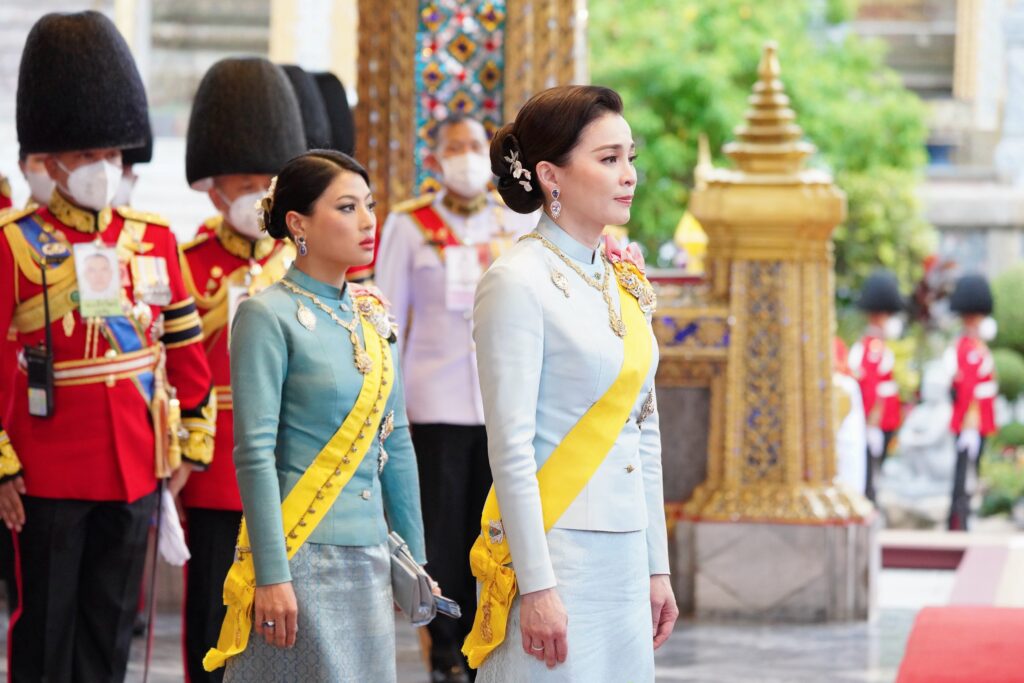 วันนี้ (12 สิงหาคม 2567) เวลา 17.50 น. พระบาทสมเด็จพระเจ้าอยู่หัว และสมเด็จพระนางเจ้า ฯ พระบรมราชินี เสด็จพระราชดำเนินพร้อมด้วยสมเด็จพระเจ้าลูกเธอ เจ้าฟ้าสิริวัณณวรี นารีรัตนราชกัญญา ไปในการพระราชพิธีเฉลิมพระชนมพรรษา สมเด็จพระนางเจ้าสิริกิติ์ พระบรมราชินีนาถ พระบรมราชชนนีพันปีหลวง พุทธศักราช 2567 ณ พระอุโบสถวัดพระศรีรัตนศาสดาราม และพระที่นั่งอมรินทรวินิจฉัย พระบรมมหาราชวัง ในโอกาสนี้ สมเด็จพระกนิษฐาธิราชเจ้า กรมสมเด็จพระเทพรัตนราชสุดา เจ้าฟ้ามหาจักรีสิรินธร มหาวชิราลงกรณวรราชภักดี สิริกิจการิณีพีรยพัฒน รัฐสีมาคุณากรปิยชาติ สยามบรมราชกุมารี เฝ้าทูลละอองธุลีพระบาทรับเสด็จ ณ พระที่นั่งอมรินทรวินิจฉัย