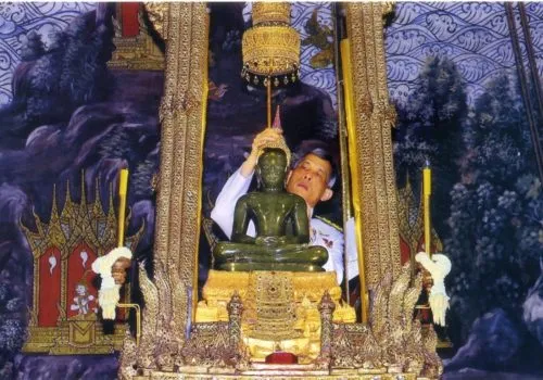 พระราชพิธีเปลี่ยนเครื่องทรงพระพุทธมหามณีรัตนปฏิมากร